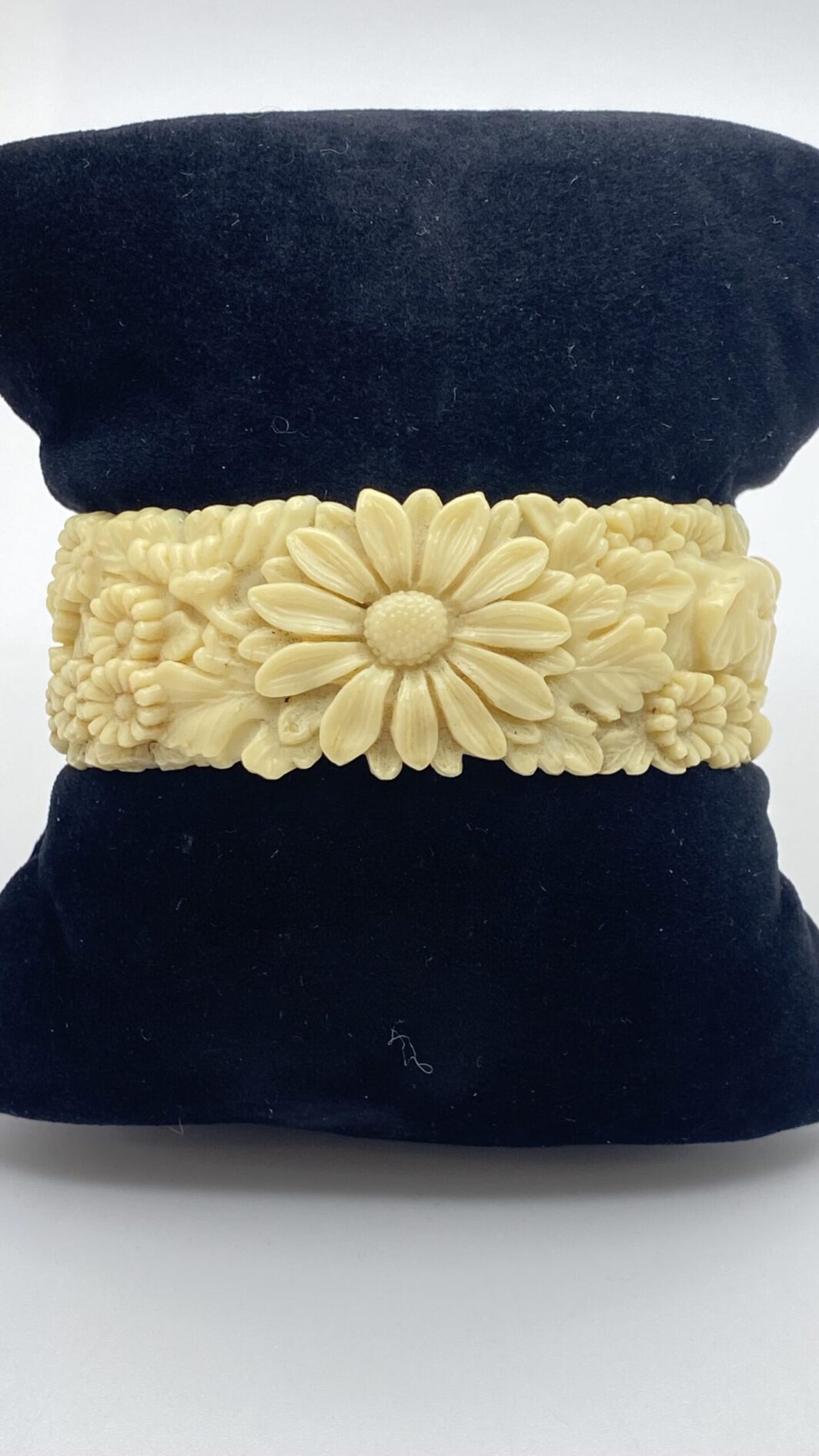 BRACCIALE VITTORIANO IN CELLULOIDE SCOLPITA A MOTIVI FLOREALI E ANIMALIER - immagine 6