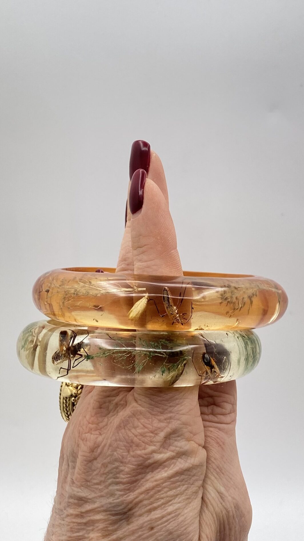 STRAORDINARIO E RARISSIMO PAIO DI BRACCIALI IN LUCITE, CON VERI INSETTI ED ELEMENTI VEGETALI INCLUSI, STILE ELSA SCHIAPARELLI. USA ANNI ‘40. (VENDIBILI SEPARATAMENTE, IL PREZZO SI RIFERISCE AD UN SINGOLO BRACCIALE)