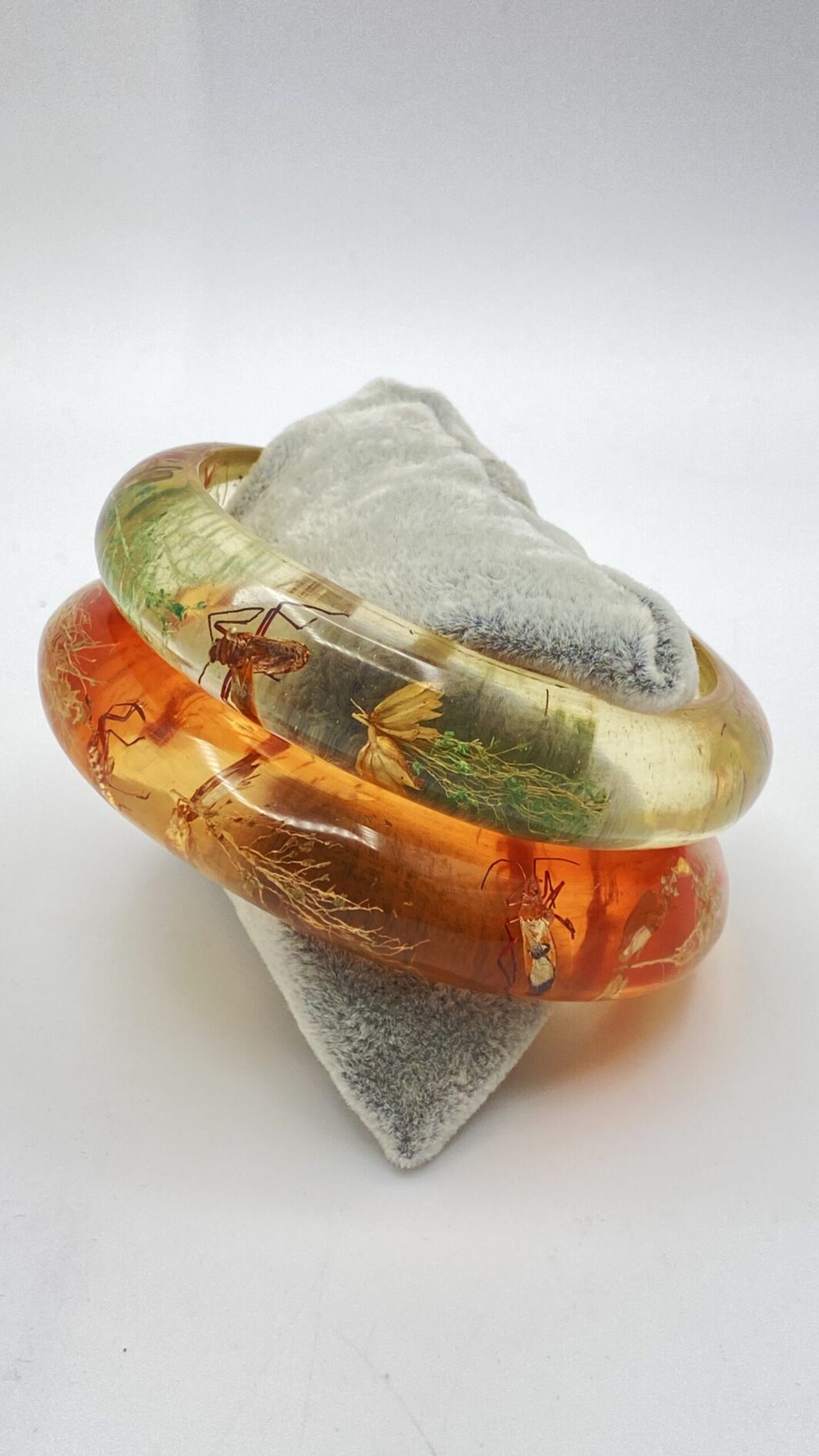 STRAORDINARIO E RARISSIMO PAIO DI BRACCIALI IN LUCITE, CON VERI INSETTI ED ELEMENTI VEGETALI INCLUSI, STILE ELSA SCHIAPARELLI. USA ANNI ‘40. (VENDIBILI SEPARATAMENTE, IL PREZZO SI RIFERISCE AD UN SINGOLO BRACCIALE) - immagine 4