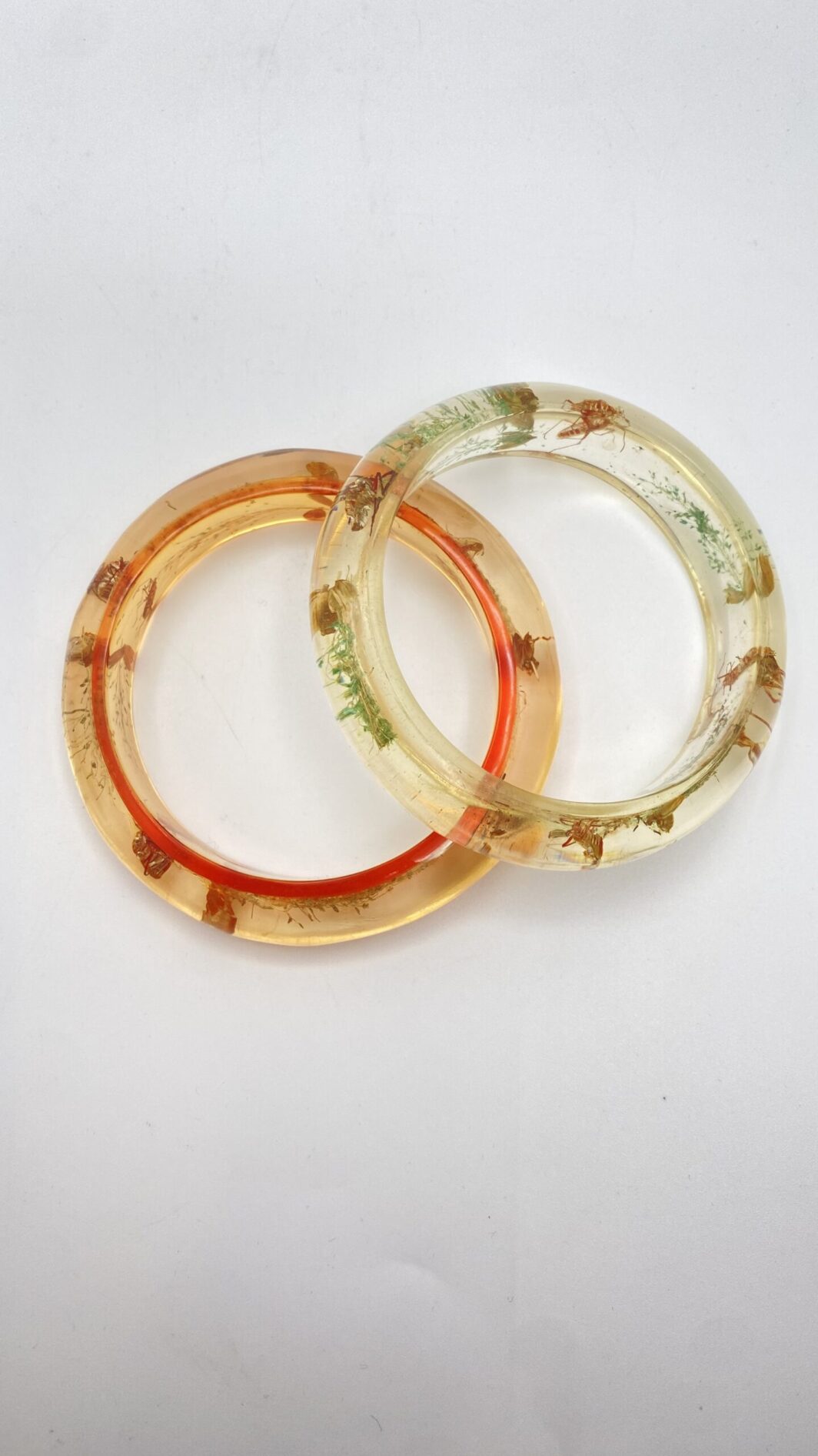 STRAORDINARIO E RARISSIMO PAIO DI BRACCIALI IN LUCITE, CON VERI INSETTI ED ELEMENTI VEGETALI INCLUSI, STILE ELSA SCHIAPARELLI. USA ANNI ‘40. (VENDIBILI SEPARATAMENTE, IL PREZZO SI RIFERISCE AD UN SINGOLO BRACCIALE) - immagine 7