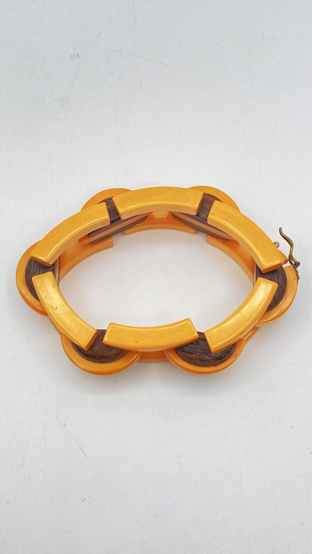 STRAORDINARIO BRACCIALE SNODATO AGE MACHINE IN LEGNO E BACHELITE COLOR BUTTERSCOTCH, ART DÉCO, ANNI ’30. - immagine 5