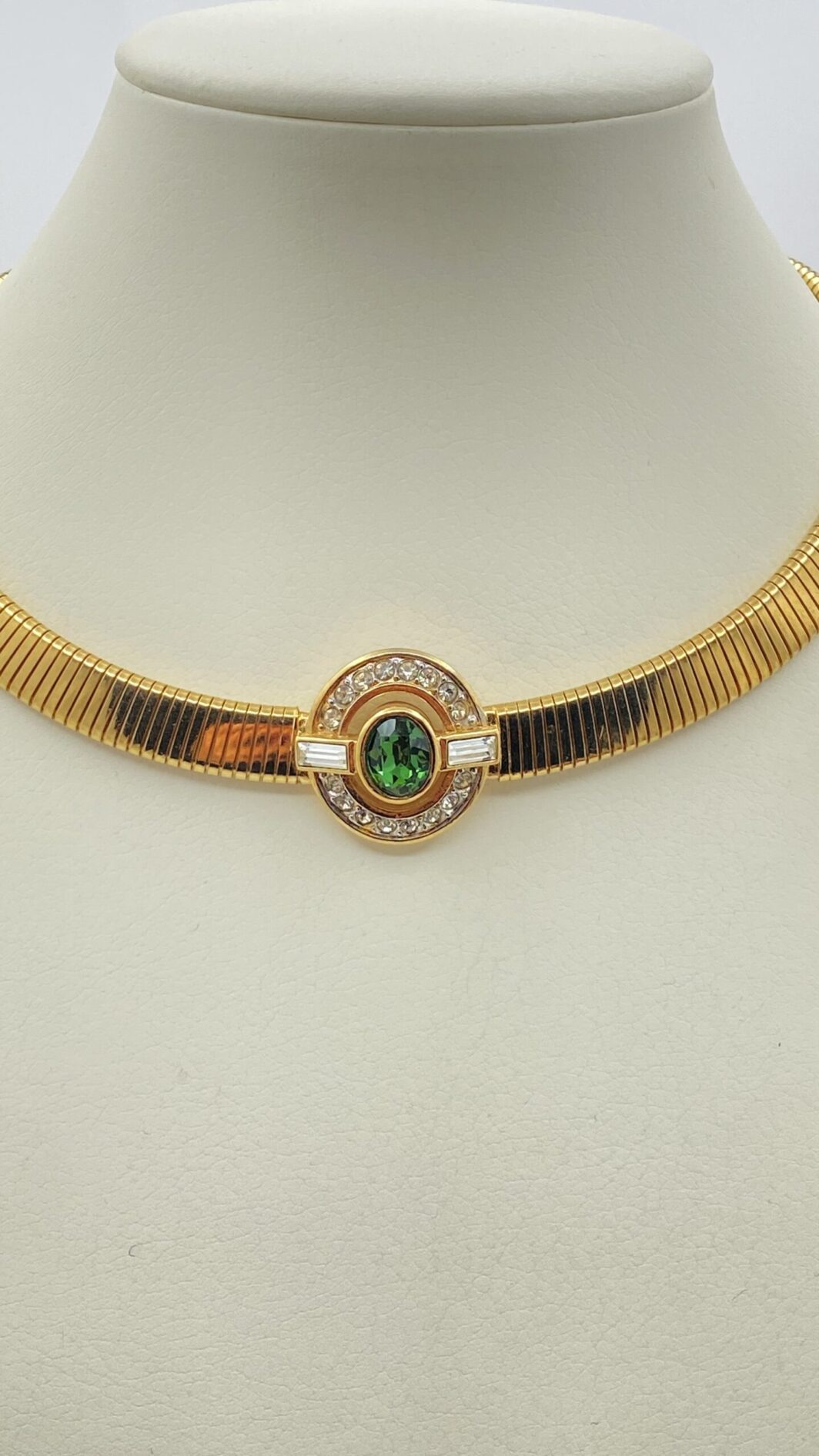 “D’ORLAN”. COLLIER TUBOGAS IN METALLO GOLDTONE, CON CENTRALE CON CRISTALLI DIAMOND-LIKE E VERDE SMERALDO. BIGIOTTERIA AMERICANA VINTAGE ANNI ‘60. - immagine 3