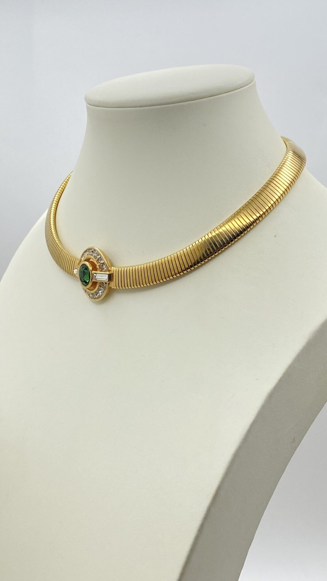 “D’ORLAN”. COLLIER TUBOGAS IN METALLO GOLDTONE, CON CENTRALE CON CRISTALLI DIAMOND-LIKE E VERDE SMERALDO. BIGIOTTERIA AMERICANA VINTAGE ANNI ‘60. - immagine 4