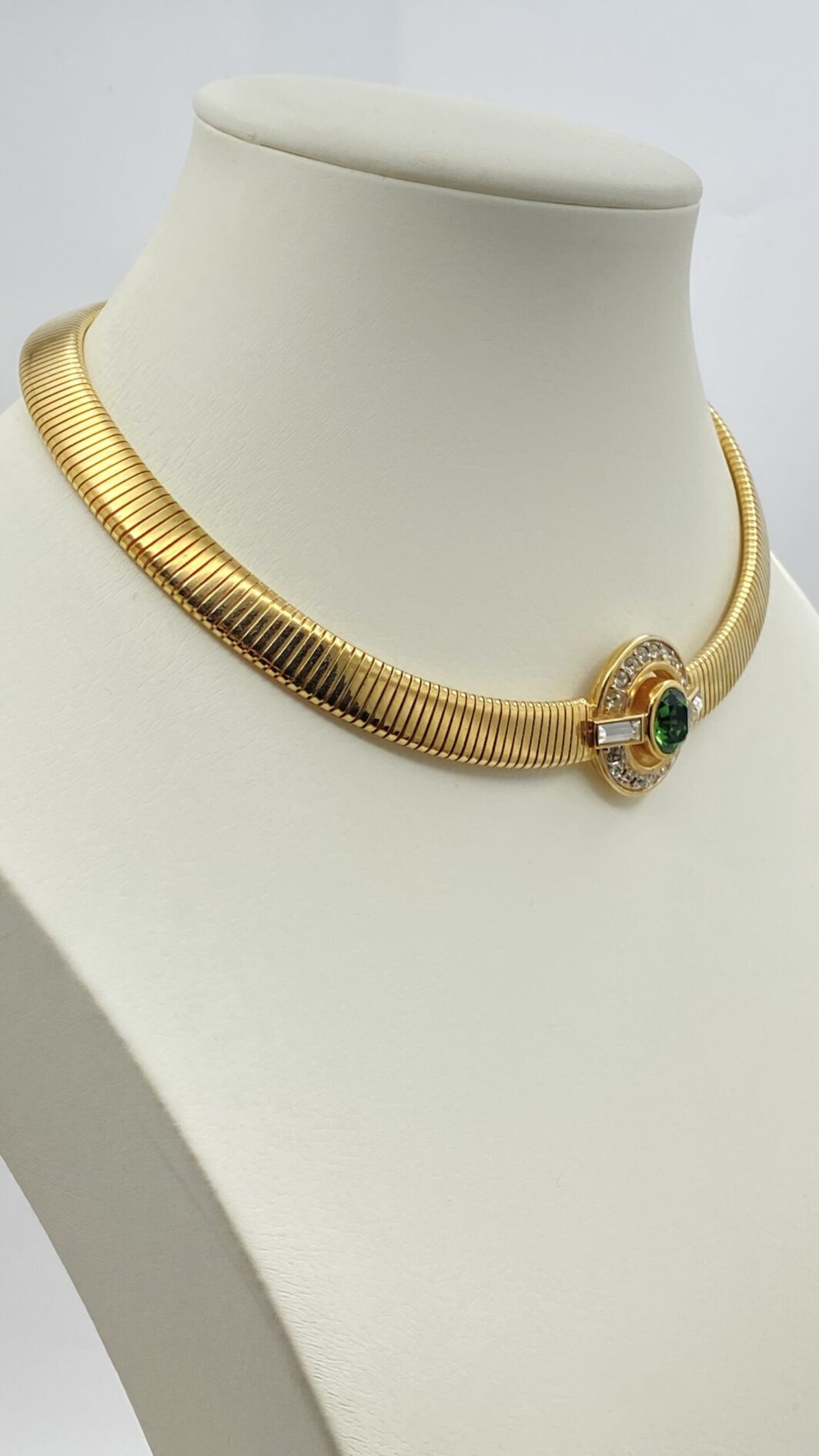 “D’ORLAN”. COLLIER TUBOGAS IN METALLO GOLDTONE, CON CENTRALE CON CRISTALLI DIAMOND-LIKE E VERDE SMERALDO. BIGIOTTERIA AMERICANA VINTAGE ANNI ‘60. - immagine 5