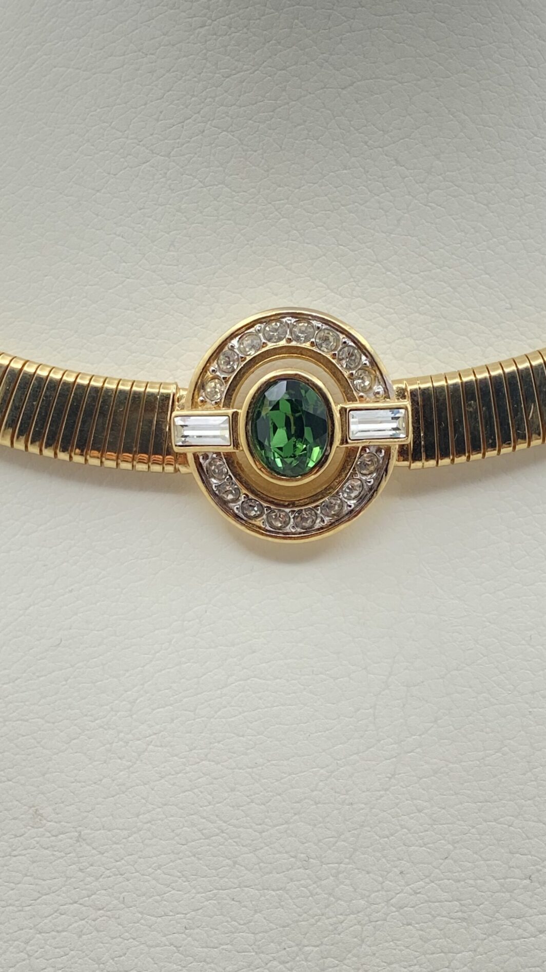 “D’ORLAN”. COLLIER TUBOGAS IN METALLO GOLDTONE, CON CENTRALE CON CRISTALLI DIAMOND-LIKE E VERDE SMERALDO. BIGIOTTERIA AMERICANA VINTAGE ANNI ‘60. - immagine 6