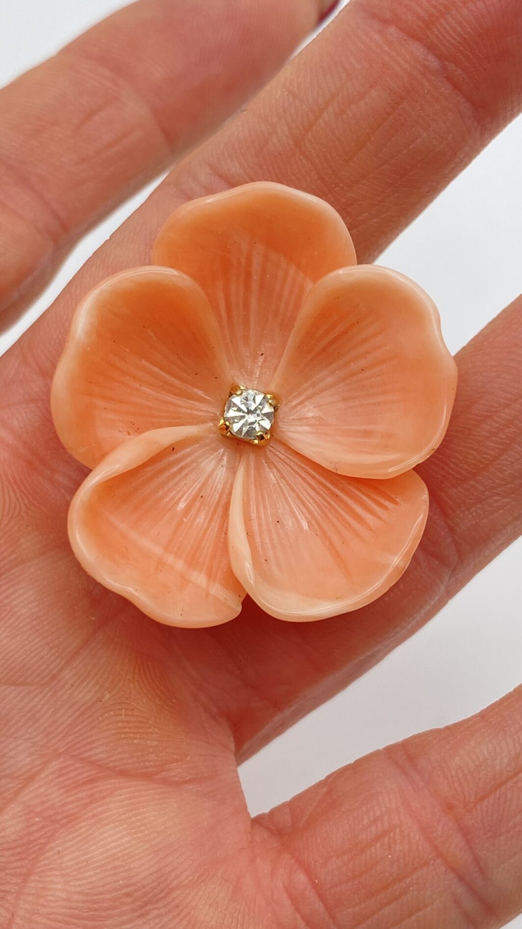 RAFFINATO PAIO DI ORECCHINI AFORMA DI FIORI DI PESCO, IN BACHELITE, CON STRASS CENTRALE DIAMOND LIKE. USA ANNI’40. - immagine 4