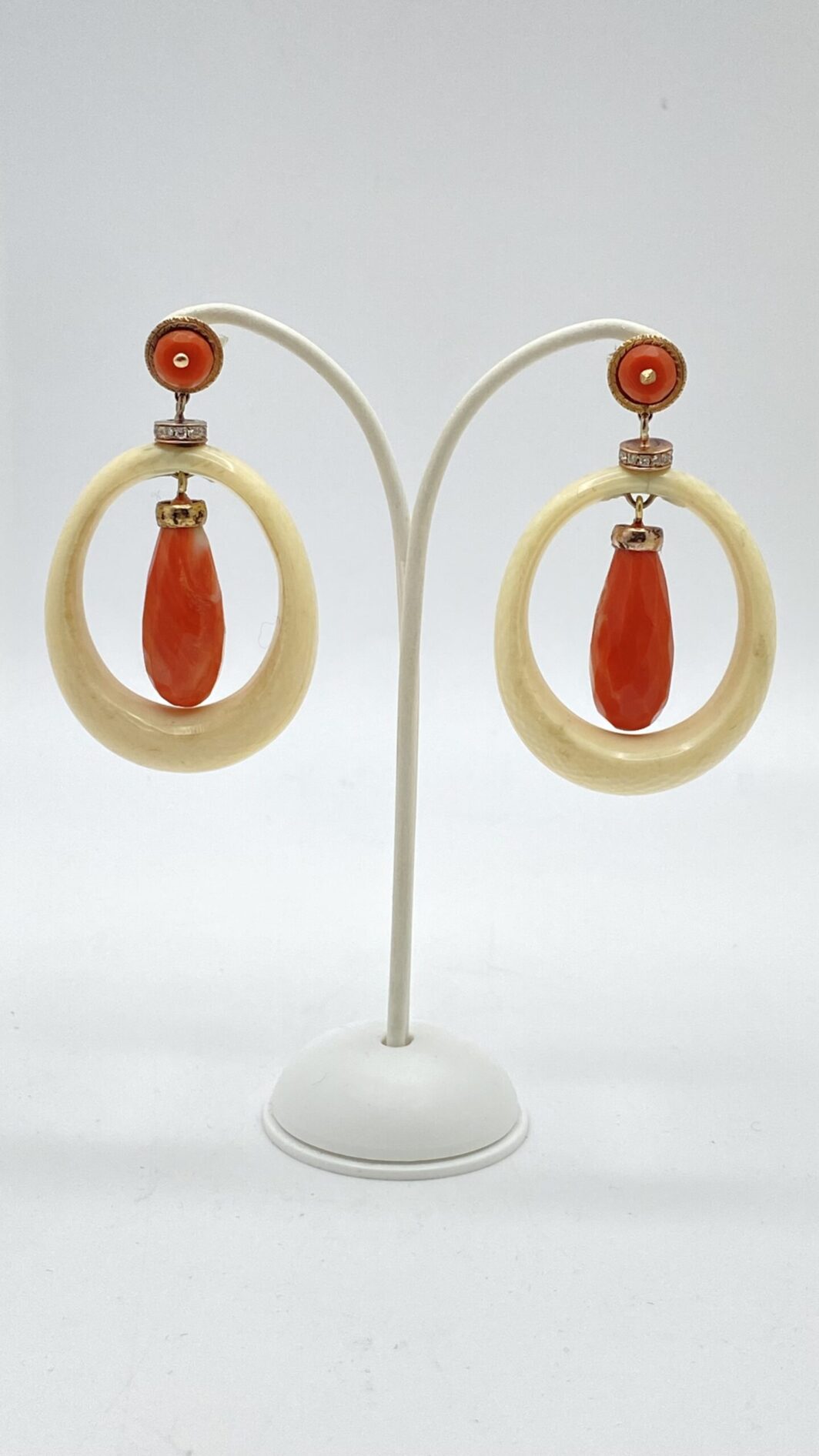 RARISSIMA E ORIGINALE PARURE IN CORALLO, AVORIO E BRILLANTI. ART DECO, 1920 ca. - immagine 16