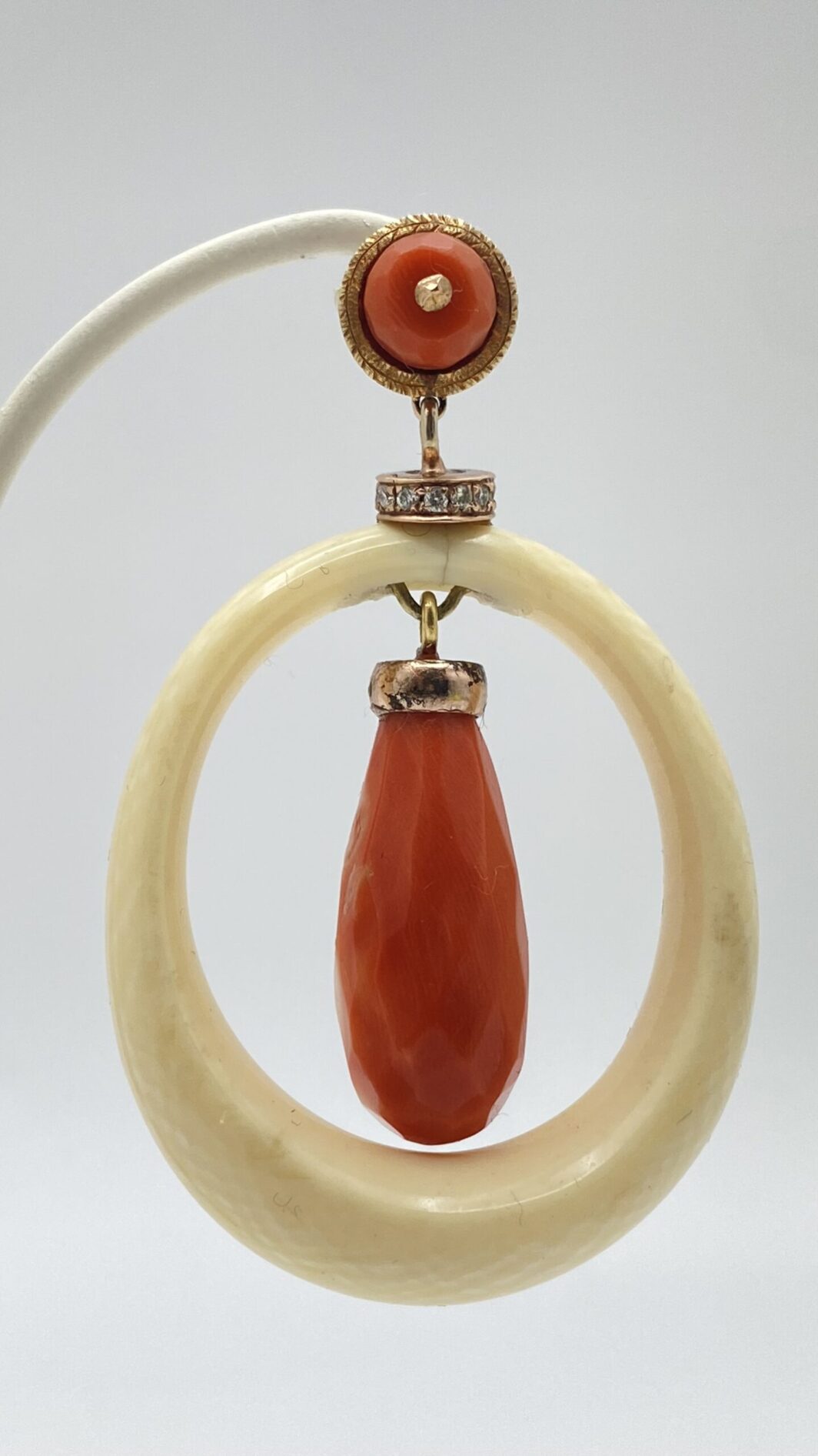 RARISSIMA E ORIGINALE PARURE IN CORALLO, AVORIO E BRILLANTI. ART DECO, 1920 ca. - immagine 17