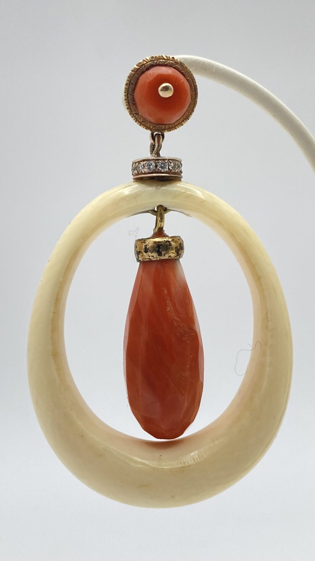 RARISSIMA E ORIGINALE PARURE IN CORALLO, AVORIO E BRILLANTI. ART DECO, 1920 ca. - immagine 18