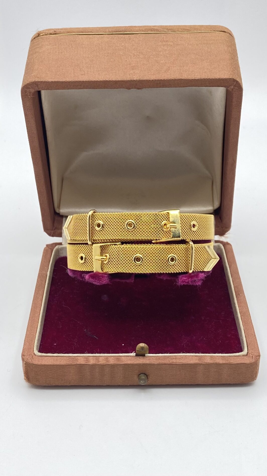 ORIGINALE PAIO DI BRACCIALI FRANCESI VINTAGE A FIBBIA, IN MAGLIA DI METALLO GOLDTONE. (VENDIBILI SINGOLARMENTE. IL PREZZO SI RIFERISCE AD UN SINGOLO BRACCIALE)