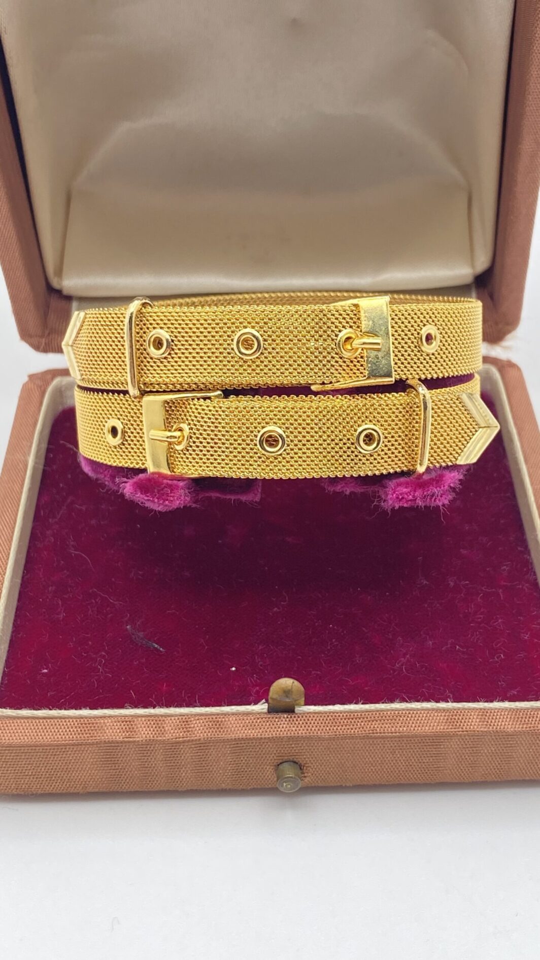 ORIGINALE PAIO DI BRACCIALI FRANCESI VINTAGE A FIBBIA, IN MAGLIA DI METALLO GOLDTONE. (VENDIBILI SINGOLARMENTE. IL PREZZO SI RIFERISCE AD UN SINGOLO BRACCIALE) - immagine 8