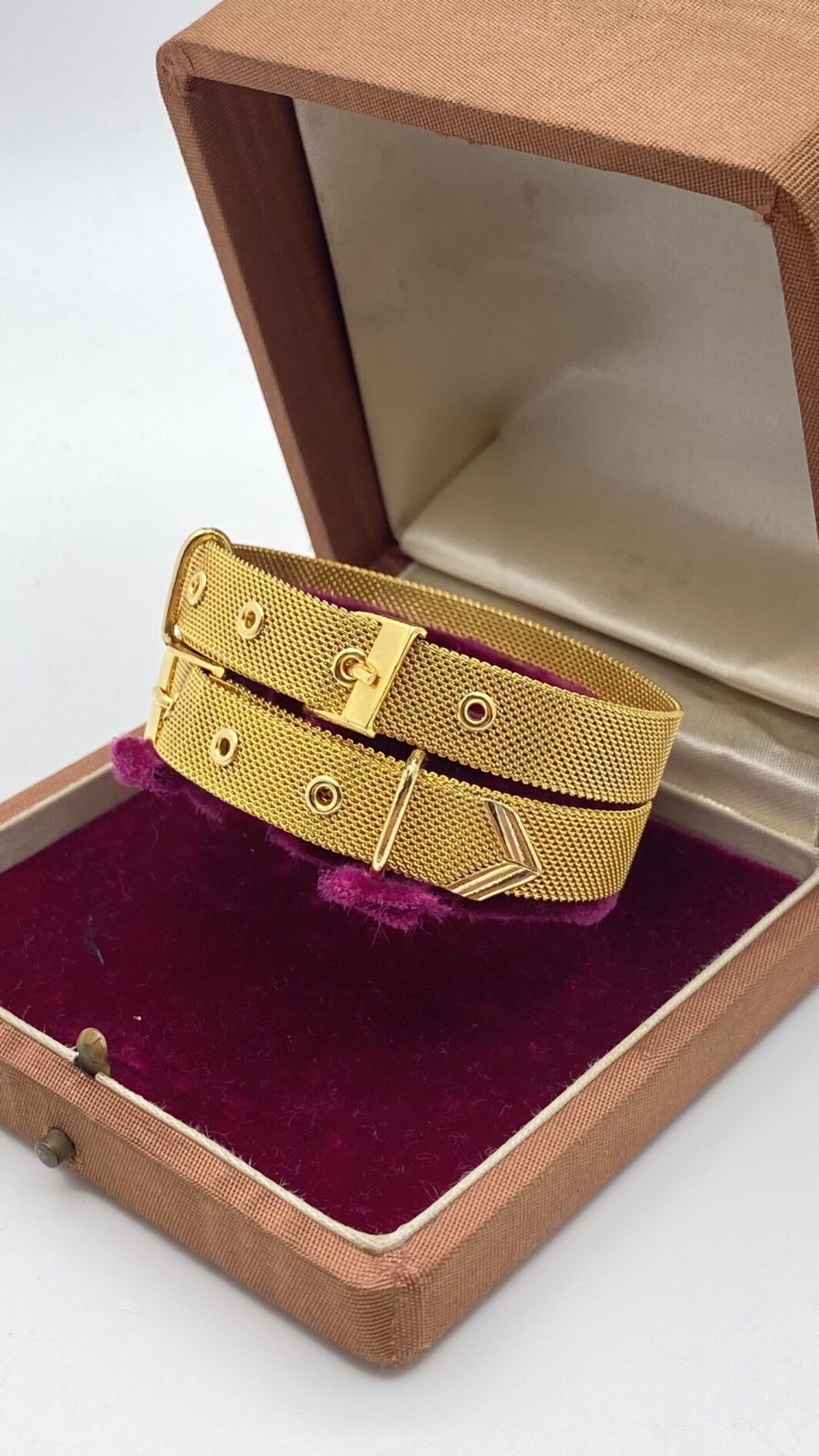 ORIGINALE PAIO DI BRACCIALI FRANCESI VINTAGE A FIBBIA, IN MAGLIA DI METALLO GOLDTONE. (VENDIBILI SINGOLARMENTE. IL PREZZO SI RIFERISCE AD UN SINGOLO BRACCIALE) - immagine 7