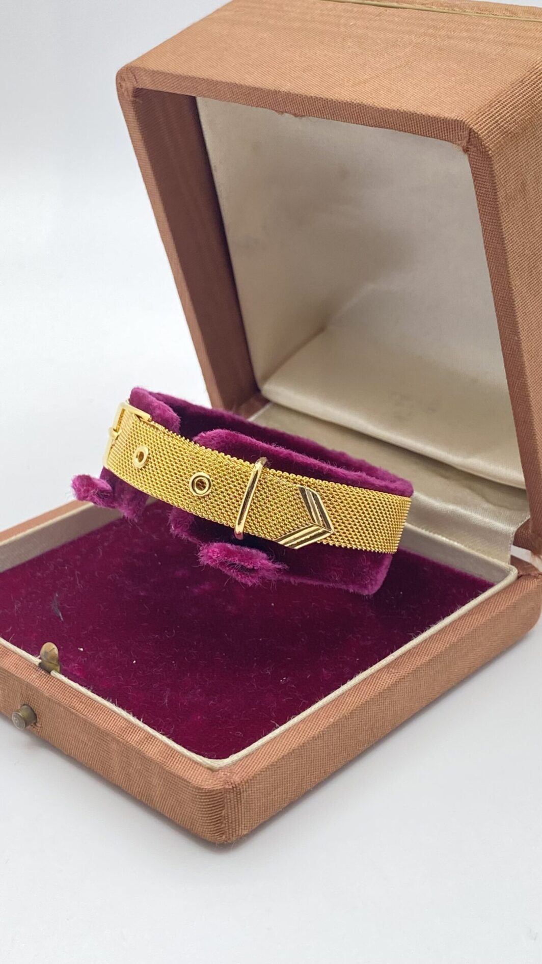 ORIGINALE PAIO DI BRACCIALI FRANCESI VINTAGE A FIBBIA, IN MAGLIA DI METALLO GOLDTONE. (VENDIBILI SINGOLARMENTE. IL PREZZO SI RIFERISCE AD UN SINGOLO BRACCIALE) - immagine 5