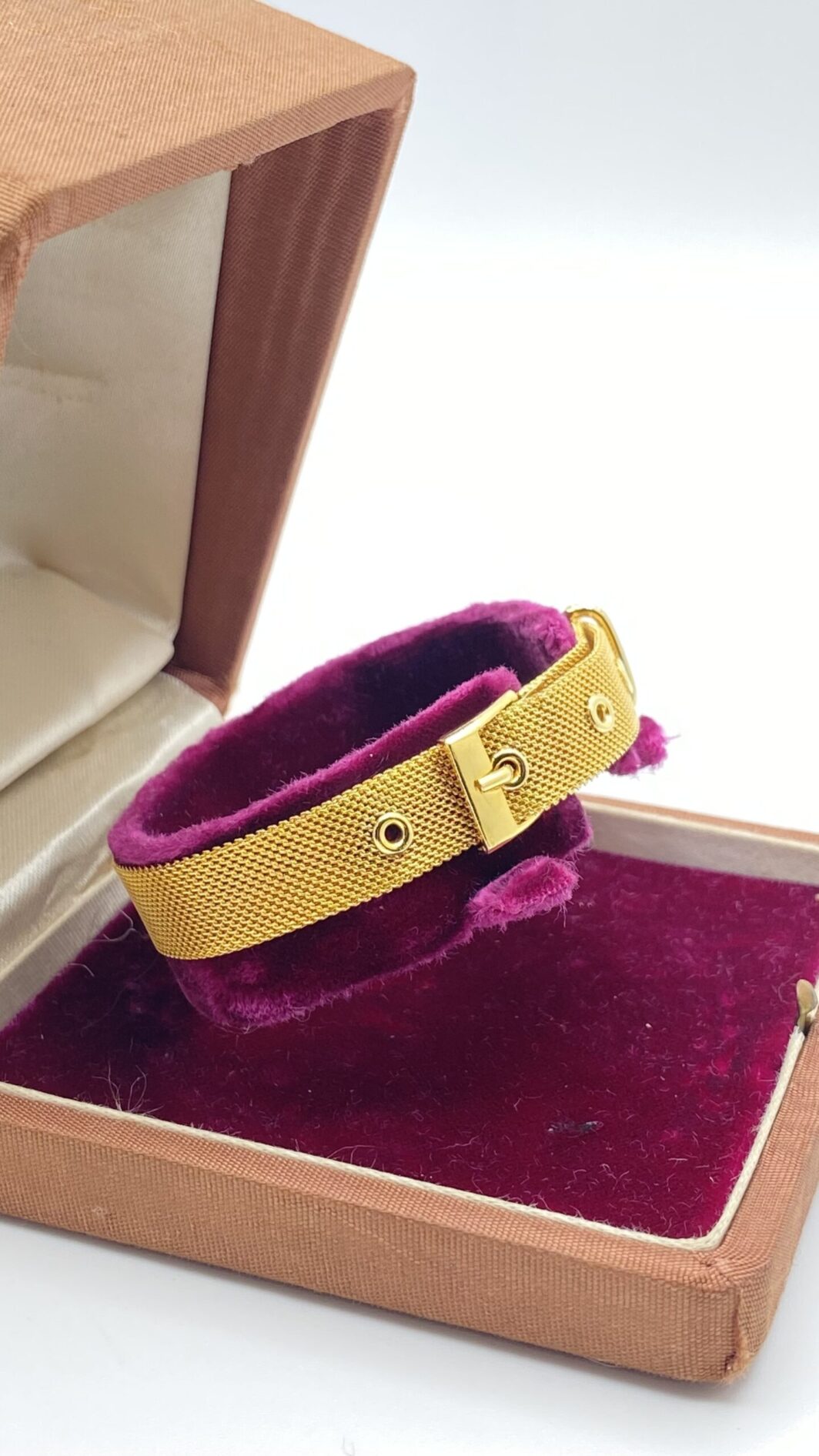 ORIGINALE PAIO DI BRACCIALI FRANCESI VINTAGE A FIBBIA, IN MAGLIA DI METALLO GOLDTONE. (VENDIBILI SINGOLARMENTE. IL PREZZO SI RIFERISCE AD UN SINGOLO BRACCIALE) - immagine 4