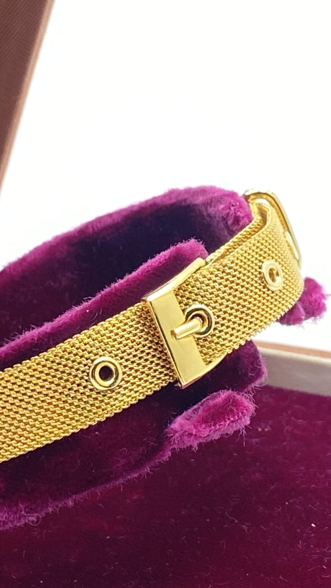 ORIGINALE PAIO DI BRACCIALI FRANCESI VINTAGE A FIBBIA, IN MAGLIA DI METALLO GOLDTONE. (VENDIBILI SINGOLARMENTE. IL PREZZO SI RIFERISCE AD UN SINGOLO BRACCIALE) - immagine 3