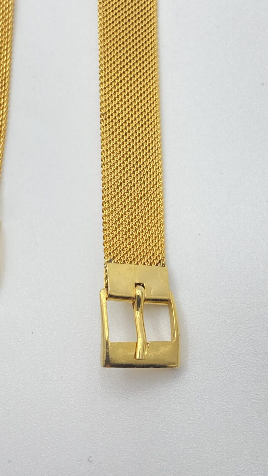 ORIGINALE PAIO DI BRACCIALI FRANCESI VINTAGE A FIBBIA, IN MAGLIA DI METALLO GOLDTONE. (VENDIBILI SINGOLARMENTE. IL PREZZO SI RIFERISCE AD UN SINGOLO BRACCIALE) - immagine 10