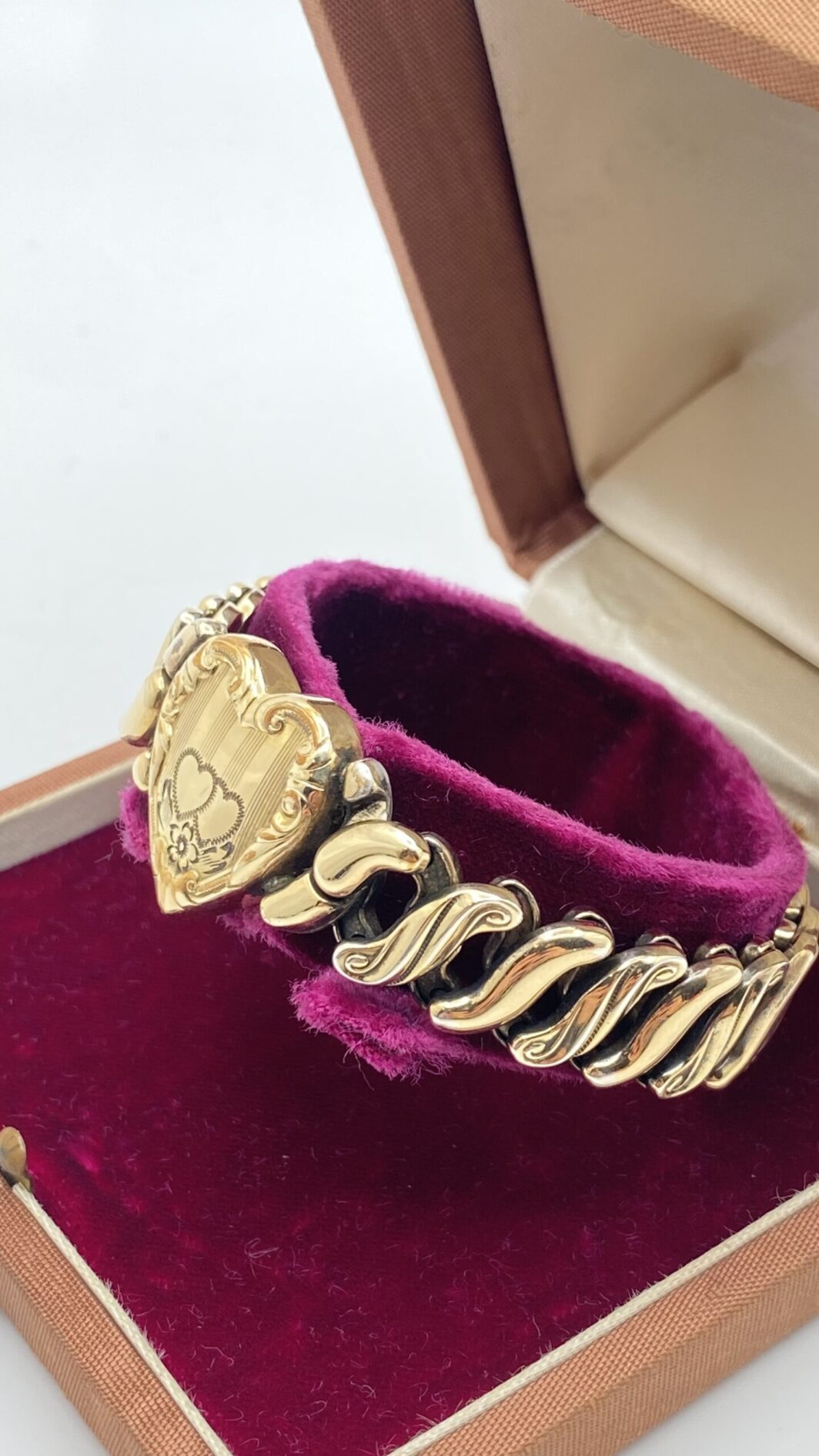 SWEETHEART BRACELET: FIRMATO PHOENIX SPEIDEL, IN PINCHBECK, IL BRACCIALE DELL’AMORE ETERNO DEI PRIMI ‘900, TRA STORIA E ROMANTICISMO. - immagine 3