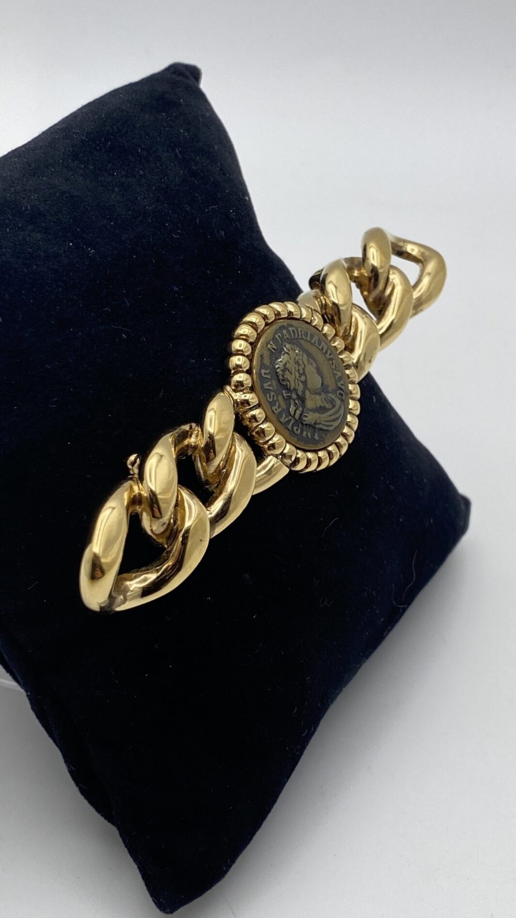 “VOGUE BIJOUX” BELLISSIMA SPILLA VINTAGE ANNI ‘80, IN METALLO GOLDTONE, NELLO STILE BULGARI, CON “MONETA ROMANA DELL’IMPERATORE ADRIANO”. - immagine 8