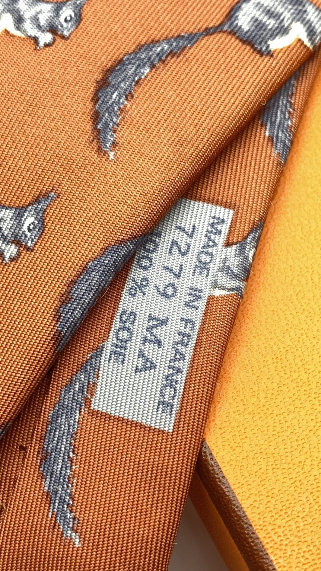 HERMÈS. CRAVATTA VINTAGE IN TWILL DI SETA PURA. CON SCATOLA ORIGINALE. - immagine 7