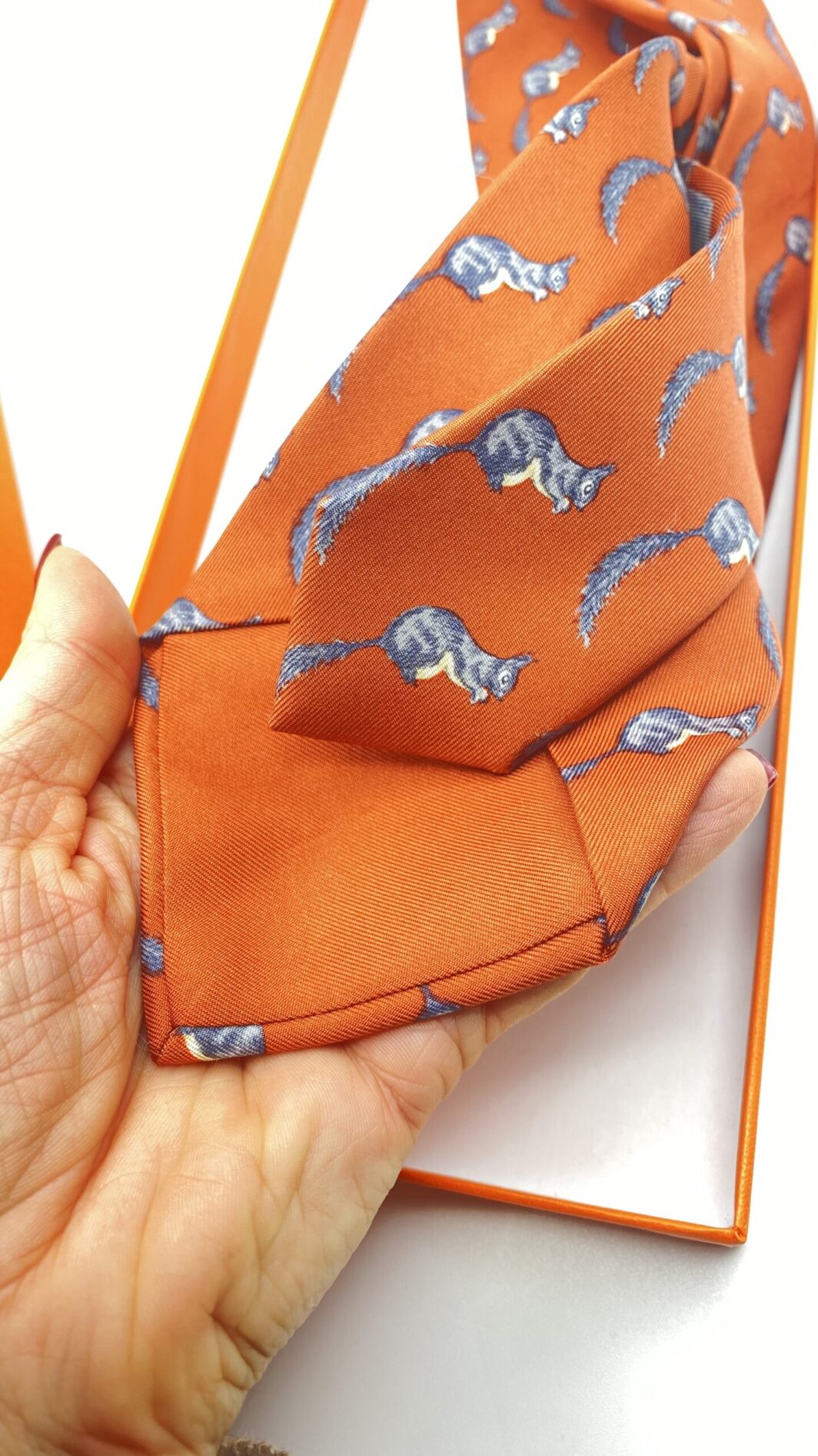 HERMÈS. CRAVATTA VINTAGE IN TWILL DI SETA PURA. CON SCATOLA ORIGINALE. - immagine 6