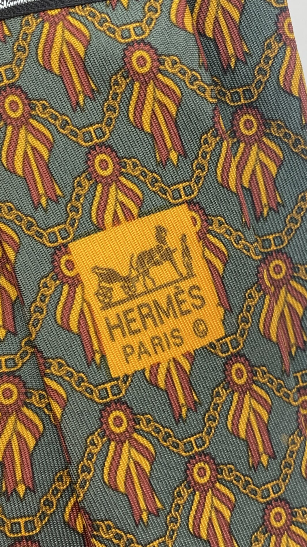 HERMÈS. CRAVATTA VINTAGE IN TWILL DI SETA PURA 100%. L’ELEGANZA EQUESTRE. CON SCATOLA ORIGINALE. - immagine 3