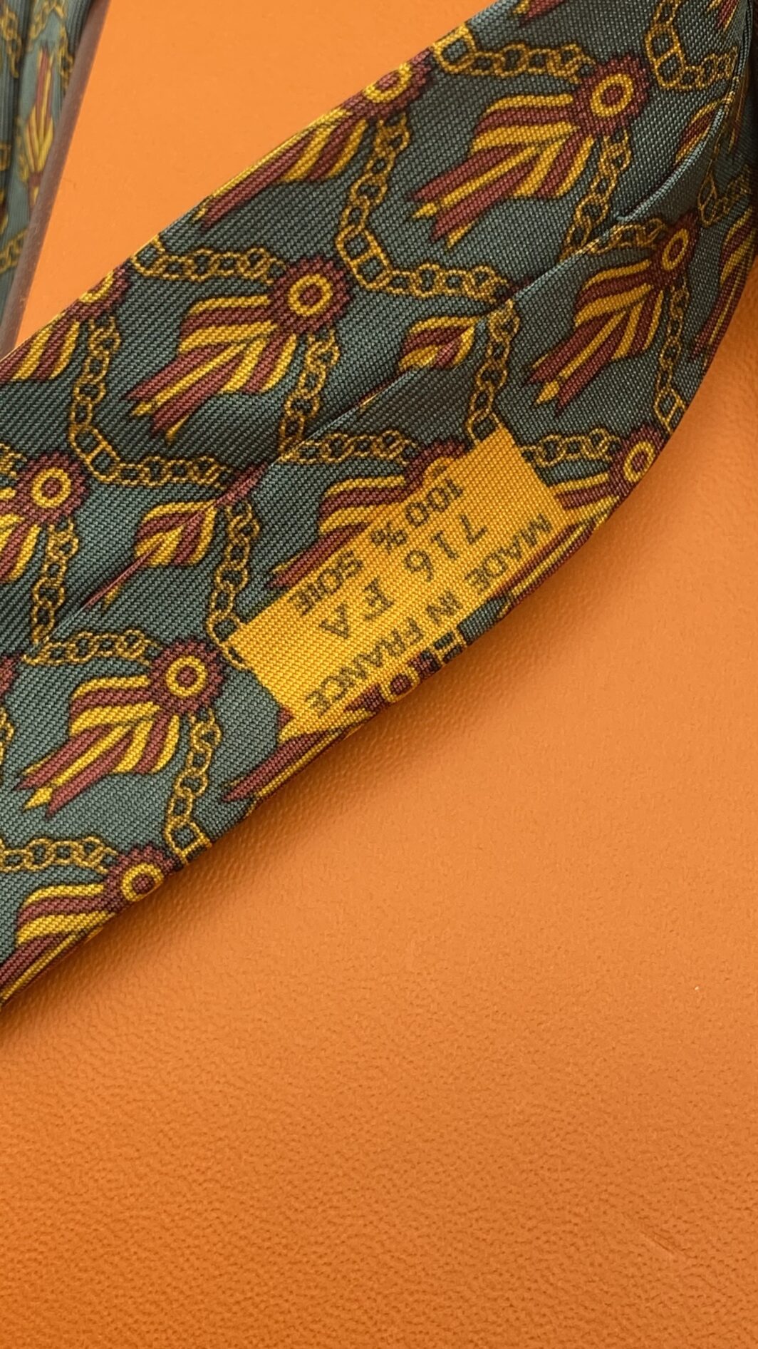 HERMÈS. CRAVATTA VINTAGE IN TWILL DI SETA PURA 100%. L’ELEGANZA EQUESTRE. CON SCATOLA ORIGINALE. - immagine 5