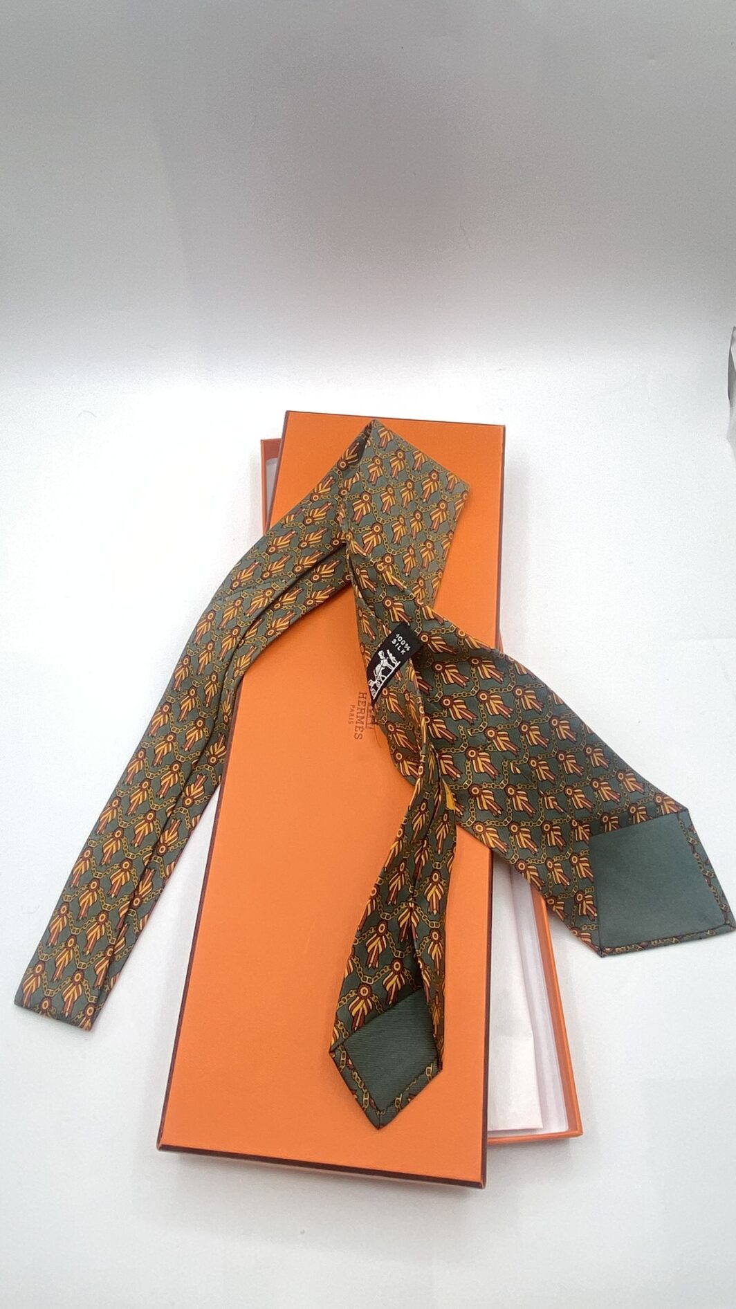 HERMÈS. CRAVATTA VINTAGE IN TWILL DI SETA PURA 100%. L’ELEGANZA EQUESTRE. CON SCATOLA ORIGINALE. - immagine 8