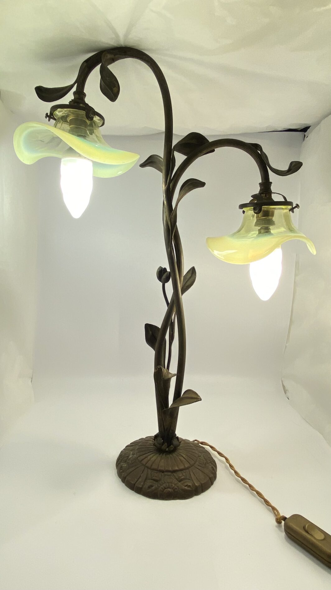 RAFFINATA LAMPADA LIBERTY IN BRONZO CON OPALINE IN VETRO MERCURIZZATO. EPOCA FINE XIX, INIZI XX sec. - immagine 17