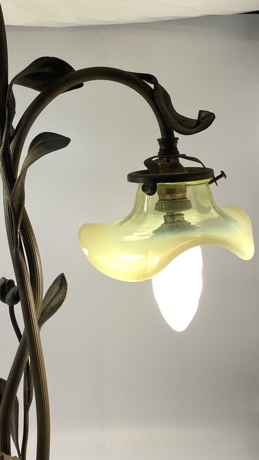 RAFFINATA LAMPADA LIBERTY IN BRONZO CON OPALINE IN VETRO MERCURIZZATO. EPOCA FINE XIX, INIZI XX sec. - immagine 18