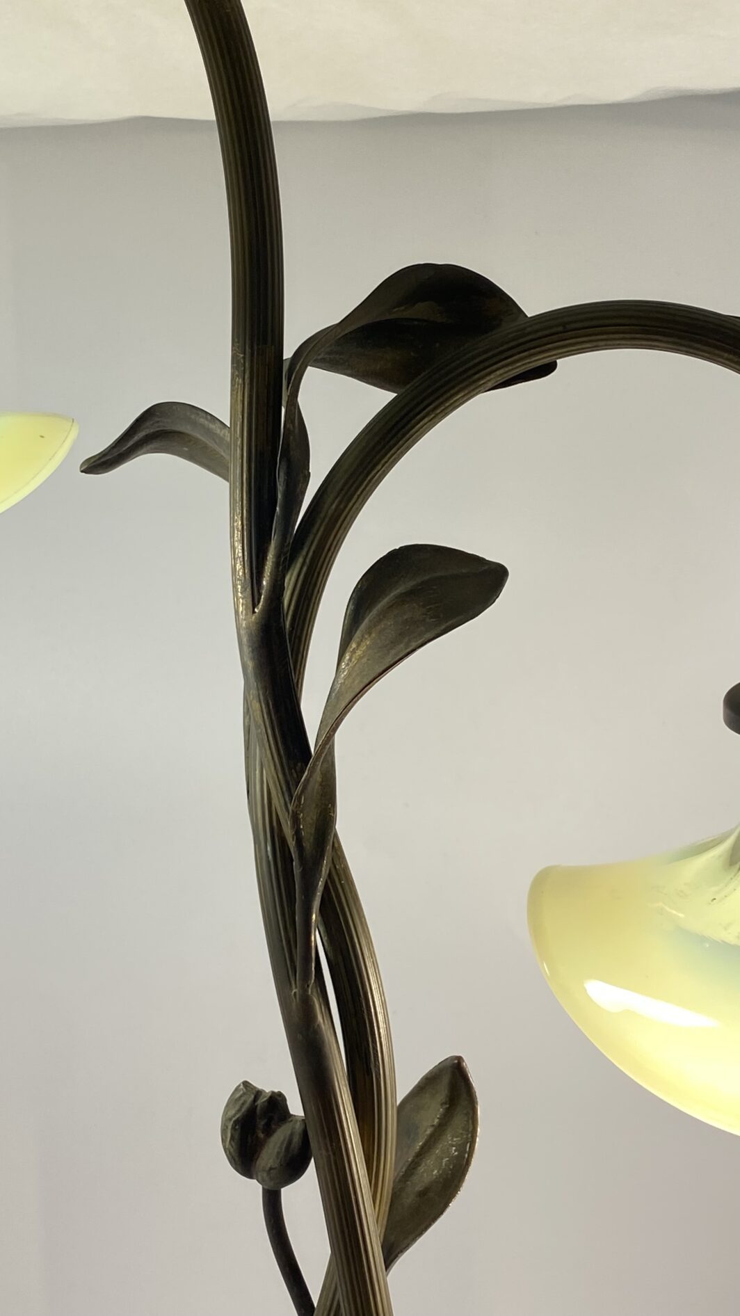 RAFFINATA LAMPADA LIBERTY IN BRONZO CON OPALINE IN VETRO MERCURIZZATO. EPOCA FINE XIX, INIZI XX sec. - immagine 19