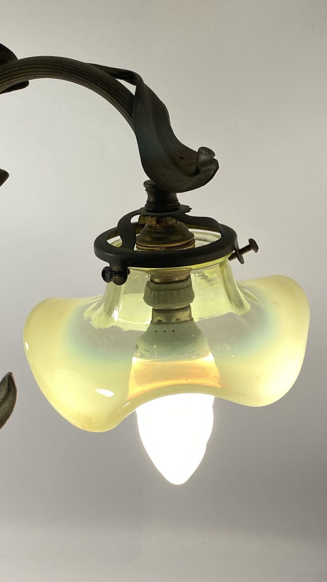 RAFFINATA LAMPADA LIBERTY IN BRONZO CON OPALINE IN VETRO MERCURIZZATO. EPOCA FINE XIX, INIZI XX sec. - immagine 16