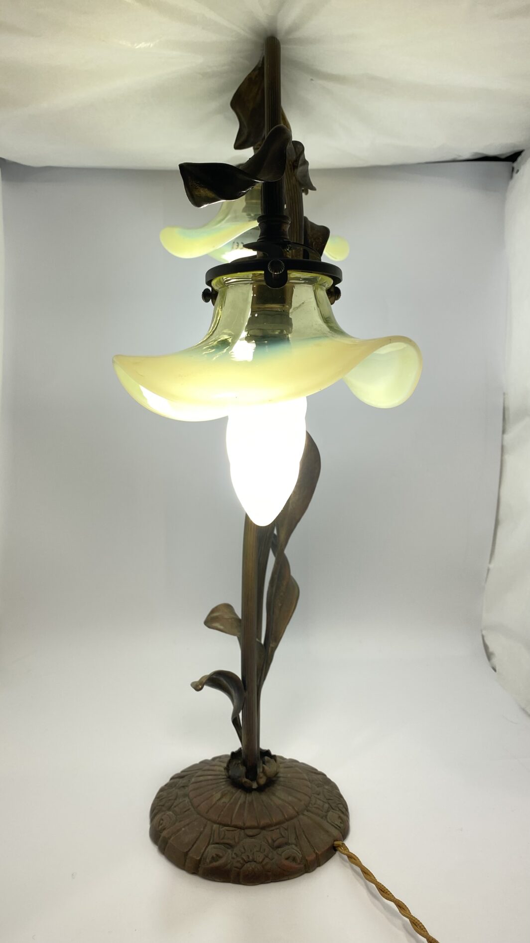 RAFFINATA LAMPADA LIBERTY IN BRONZO CON OPALINE IN VETRO MERCURIZZATO. EPOCA FINE XIX, INIZI XX sec. - immagine 14