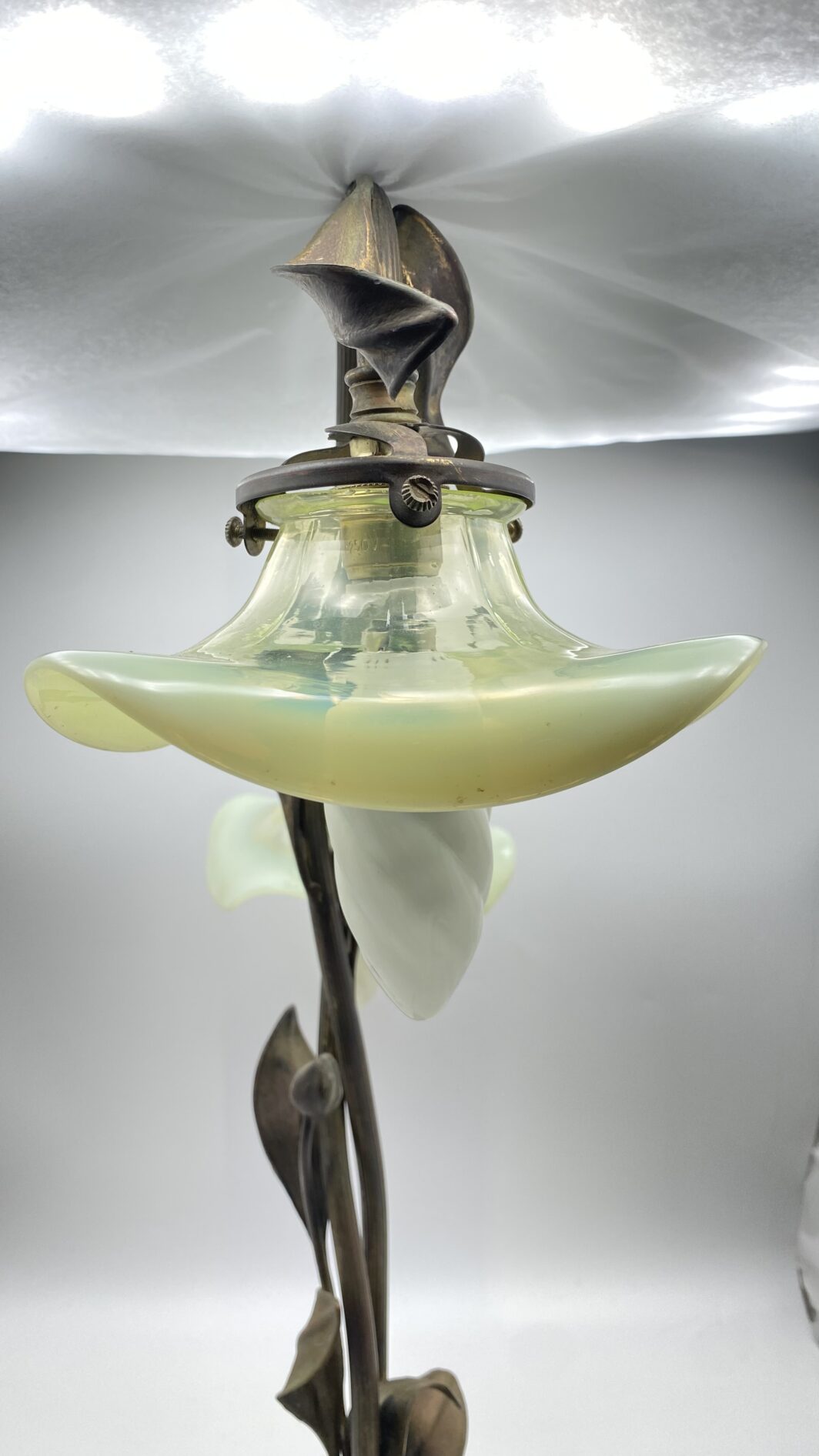 RAFFINATA LAMPADA LIBERTY IN BRONZO CON OPALINE IN VETRO MERCURIZZATO. EPOCA FINE XIX, INIZI XX sec. - immagine 6