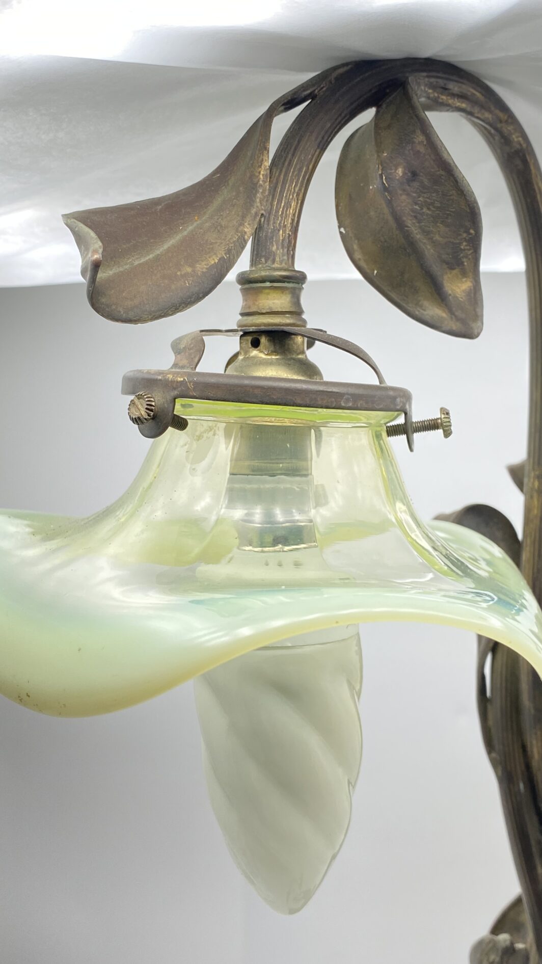 RAFFINATA LAMPADA LIBERTY IN BRONZO CON OPALINE IN VETRO MERCURIZZATO. EPOCA FINE XIX, INIZI XX sec. - immagine 4