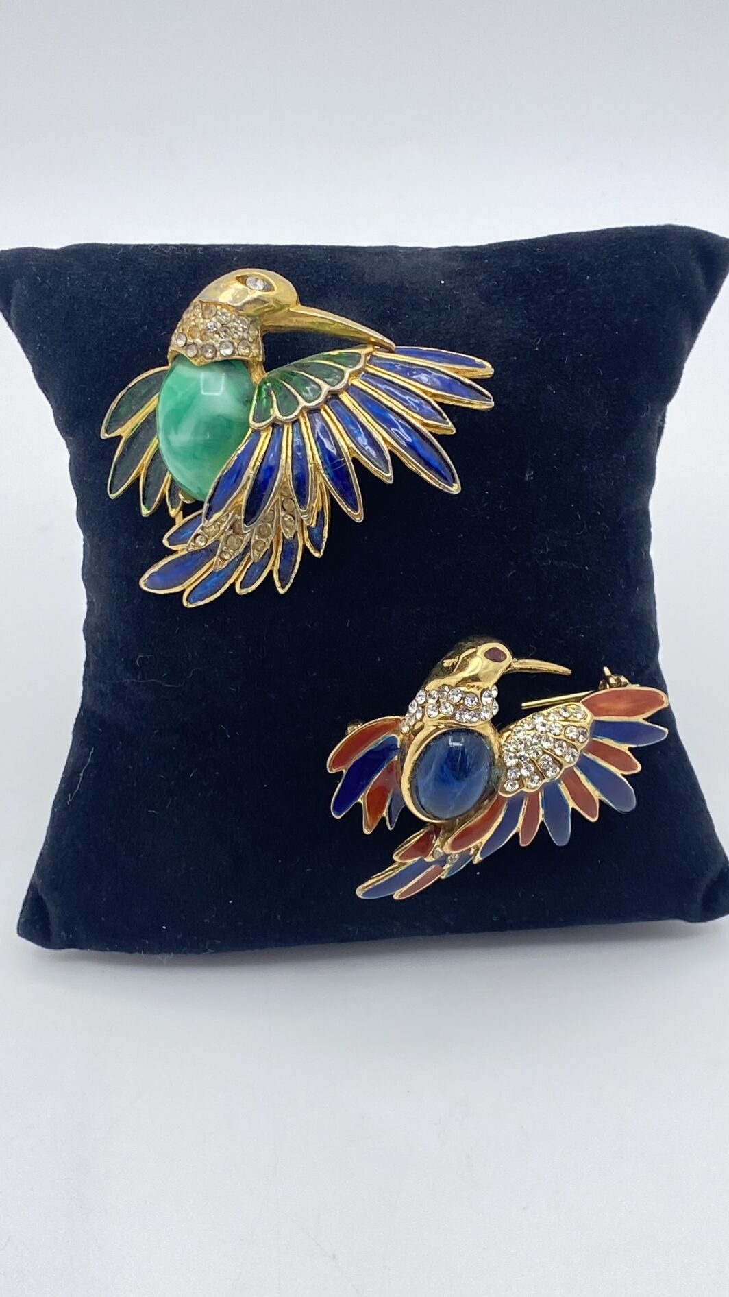 MERAVIGLIOSO PAIO DI SPILLE COLIBRÌ FIRMATE “CASCIO BIJOUX”. BIGIOTTERIA FIORENTINA VINTAGE ANNI ‘60.