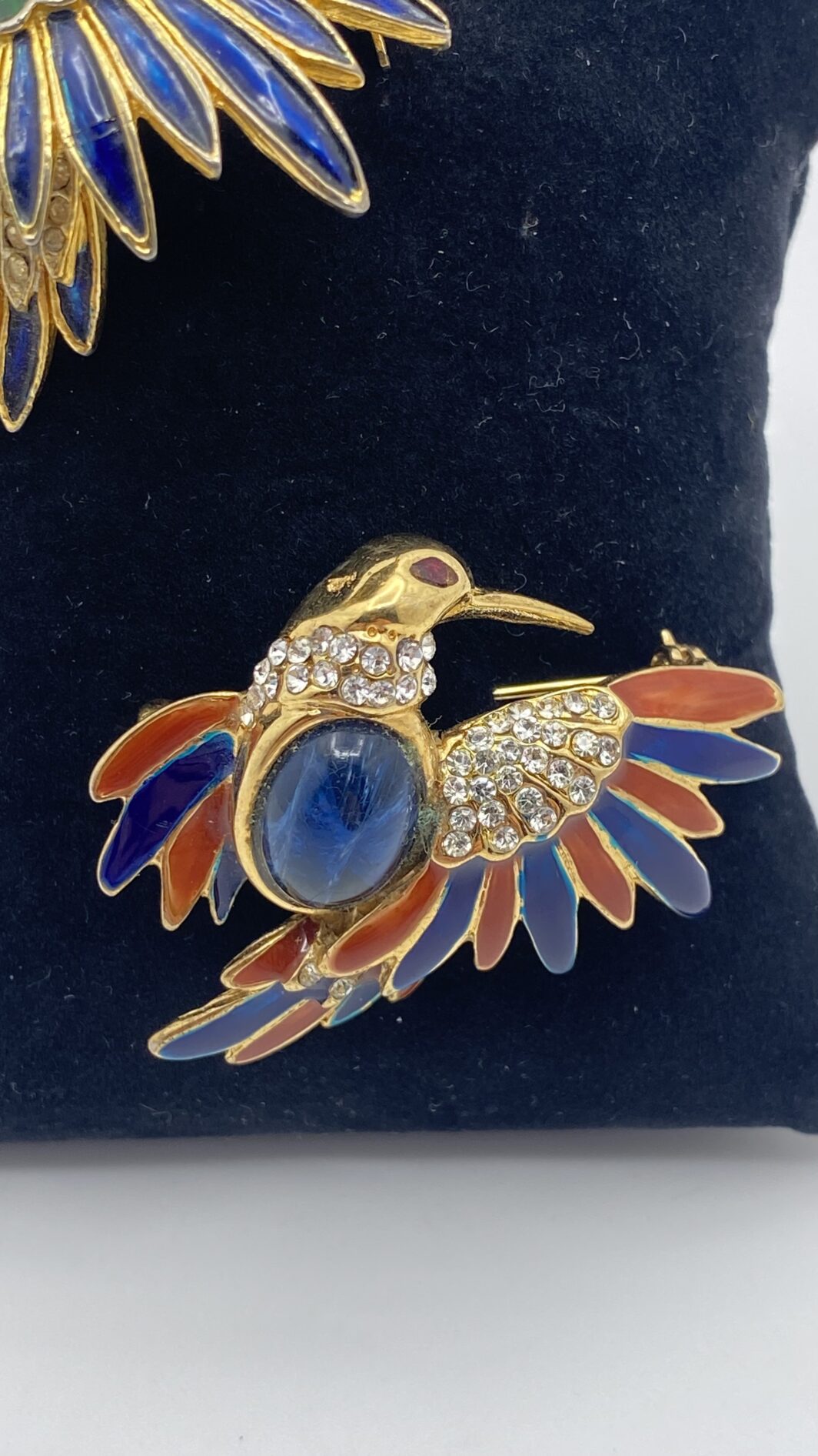 MERAVIGLIOSO PAIO DI SPILLE COLIBRÌ FIRMATE “CASCIO BIJOUX”. BIGIOTTERIA FIORENTINA VINTAGE ANNI ‘60. - immagine 3