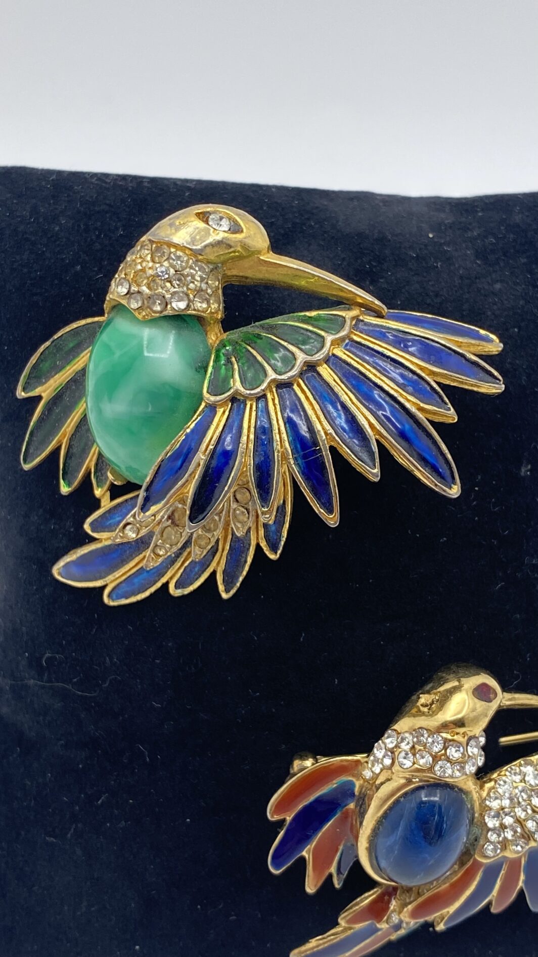 MERAVIGLIOSO PAIO DI SPILLE COLIBRÌ FIRMATE “CASCIO BIJOUX”. BIGIOTTERIA FIORENTINA VINTAGE ANNI ‘60. - immagine 4