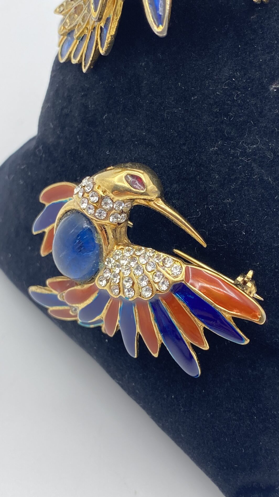 MERAVIGLIOSO PAIO DI SPILLE COLIBRÌ FIRMATE “CASCIO BIJOUX”. BIGIOTTERIA FIORENTINA VINTAGE ANNI ‘60. - immagine 9