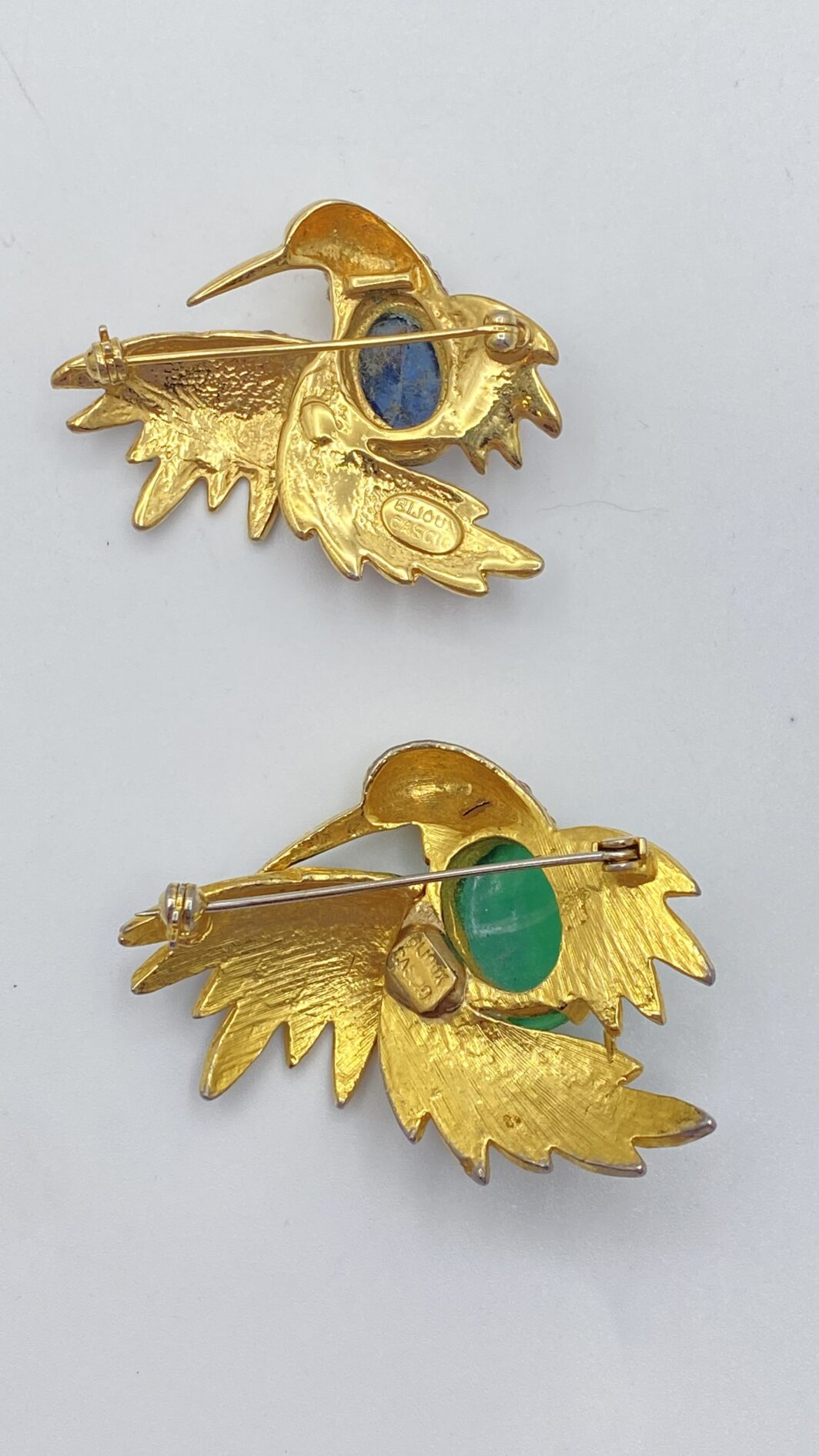 MERAVIGLIOSO PAIO DI SPILLE COLIBRÌ FIRMATE “CASCIO BIJOUX”. BIGIOTTERIA FIORENTINA VINTAGE ANNI ‘60. - immagine 6