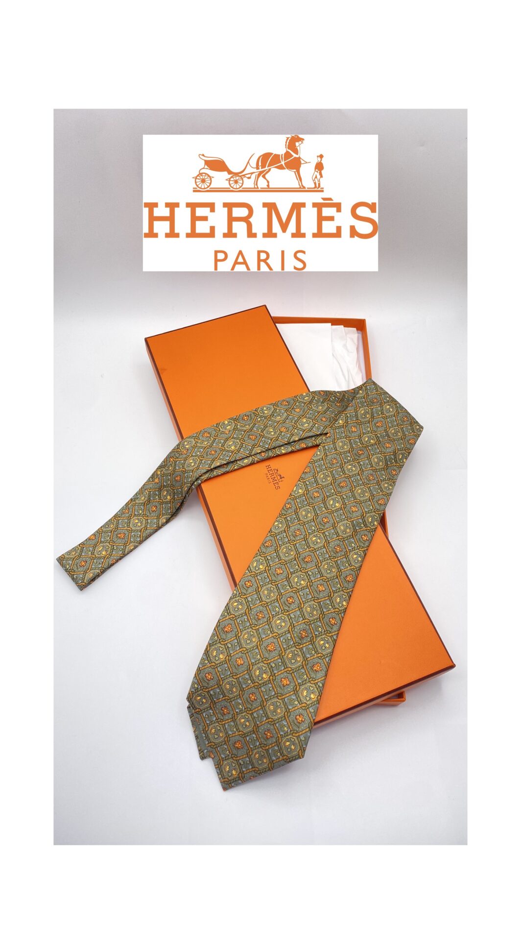 HERMÈS – CRAVATTA VINTAGE CON MOTIVO FLOREALE,  IN TWILL DI SETA PURA 100% – ELEGANZA SENZA TEMPO.