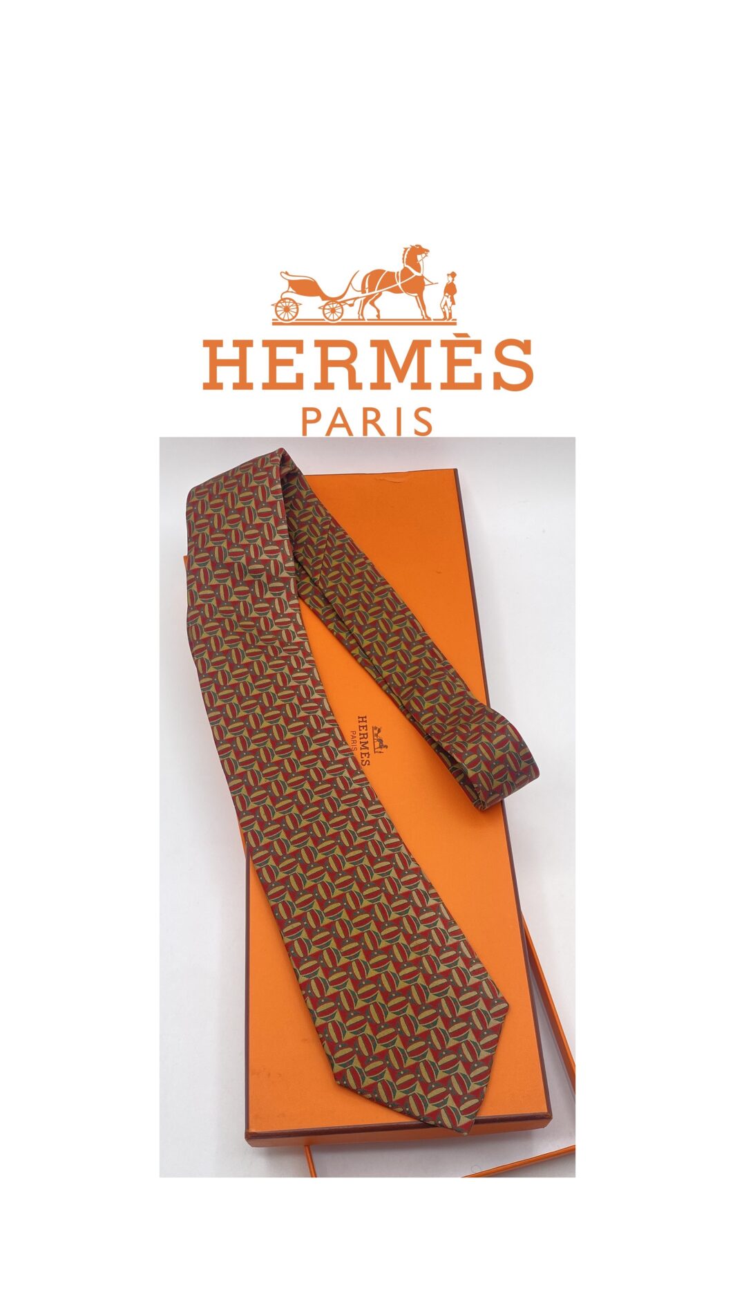 HERMÈS. BELLISSIMA CRAVATTA VINTAGE IN TWILL DI SETA PURA 100%, CON DISEGNI GEOMETRICI.