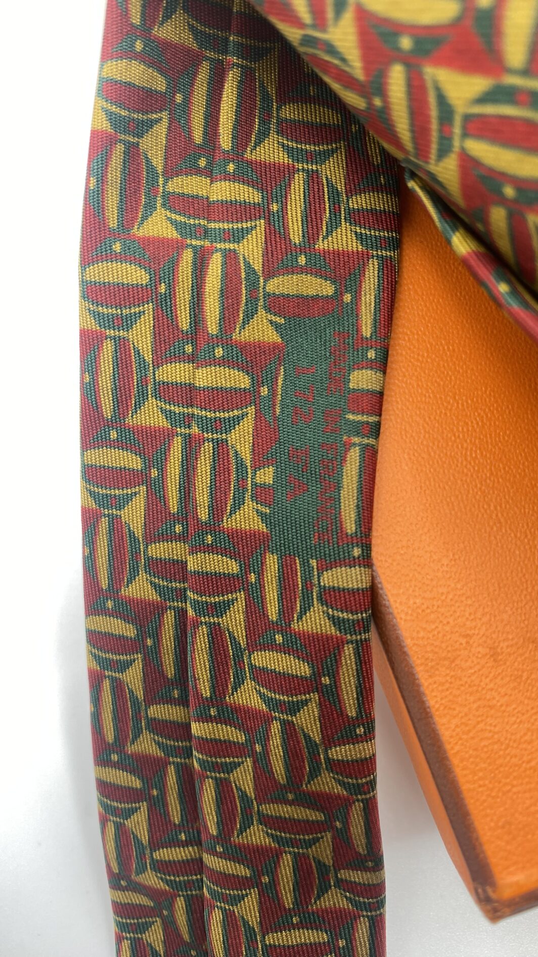 HERMÈS. BELLISSIMA CRAVATTA VINTAGE IN TWILL DI SETA PURA 100%, CON DISEGNI GEOMETRICI. - immagine 7