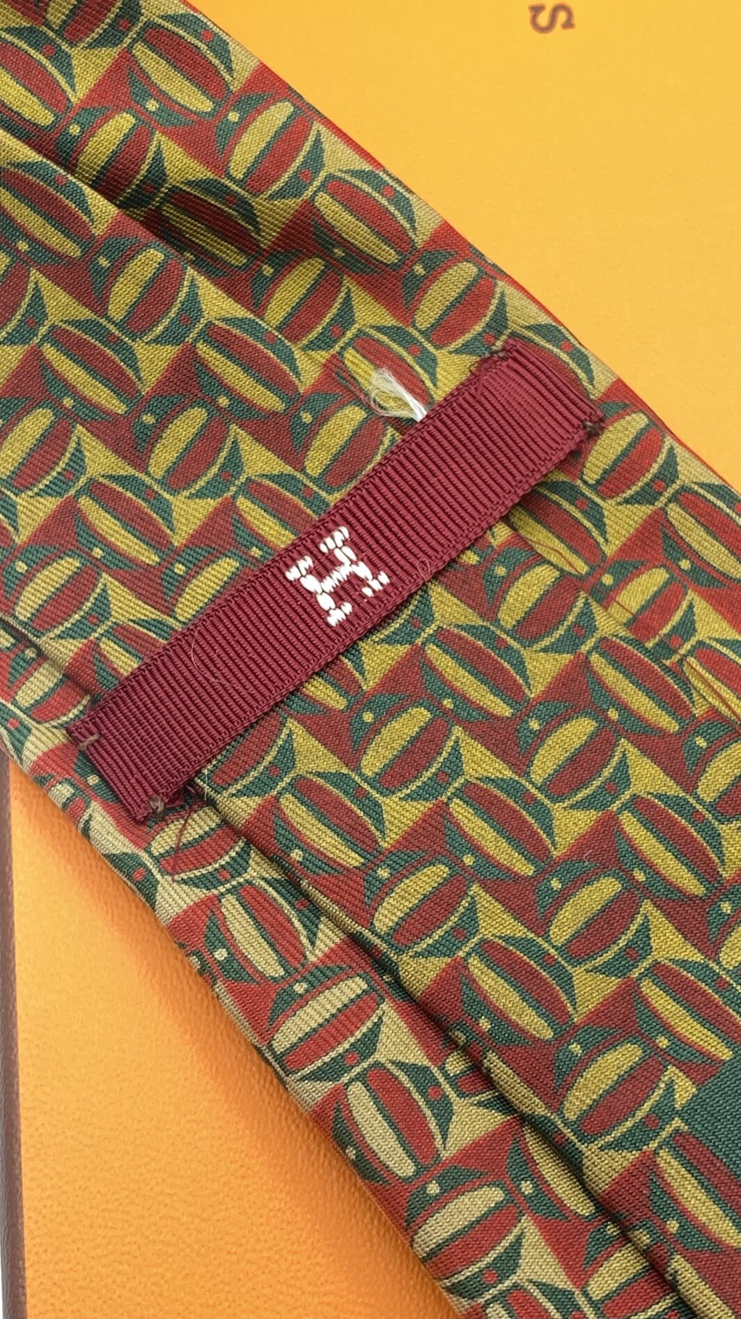 HERMÈS. BELLISSIMA CRAVATTA VINTAGE IN TWILL DI SETA PURA 100%, CON DISEGNI GEOMETRICI. - immagine 5