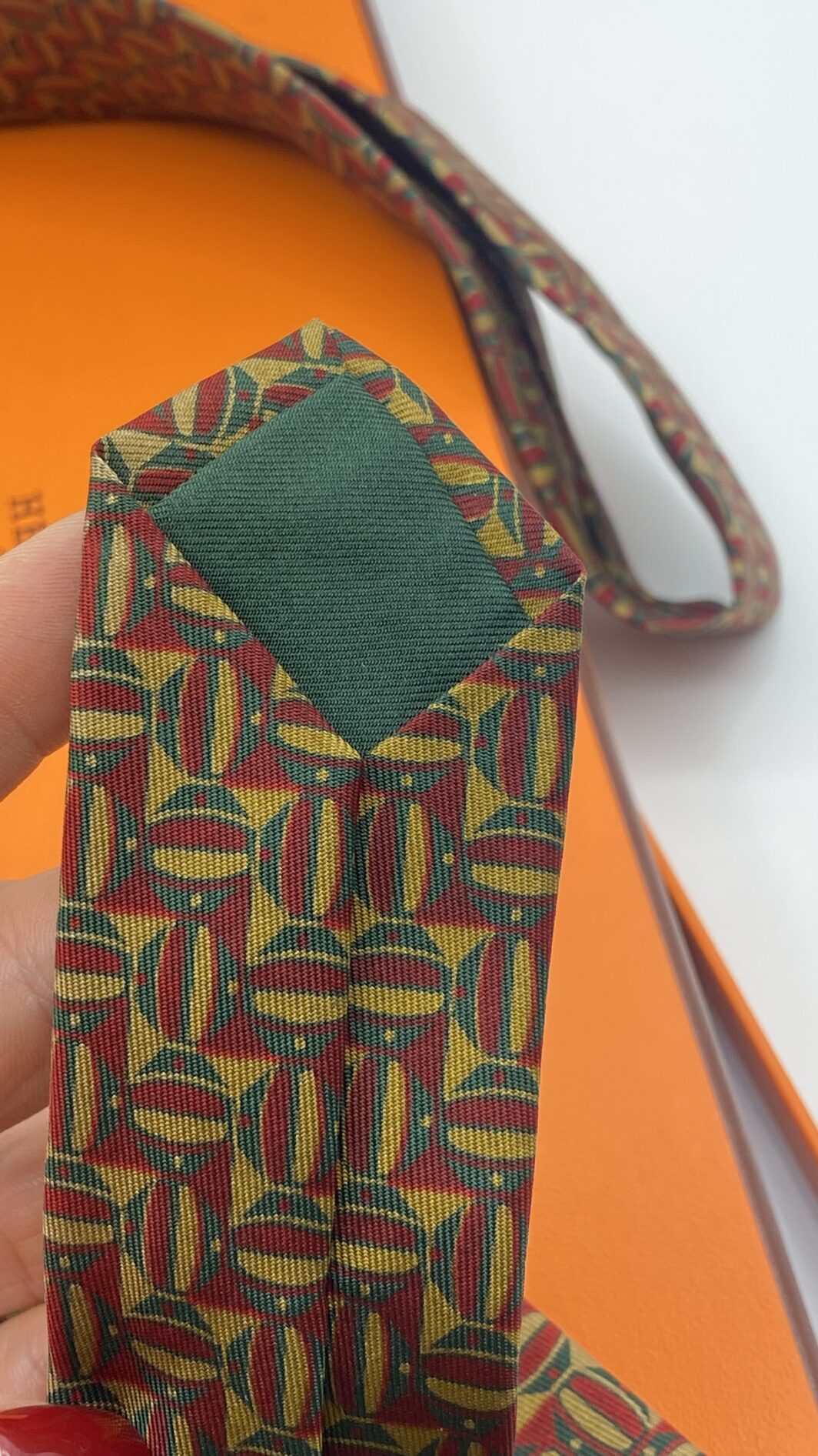 HERMÈS. BELLISSIMA CRAVATTA VINTAGE IN TWILL DI SETA PURA 100%, CON DISEGNI GEOMETRICI. - immagine 4