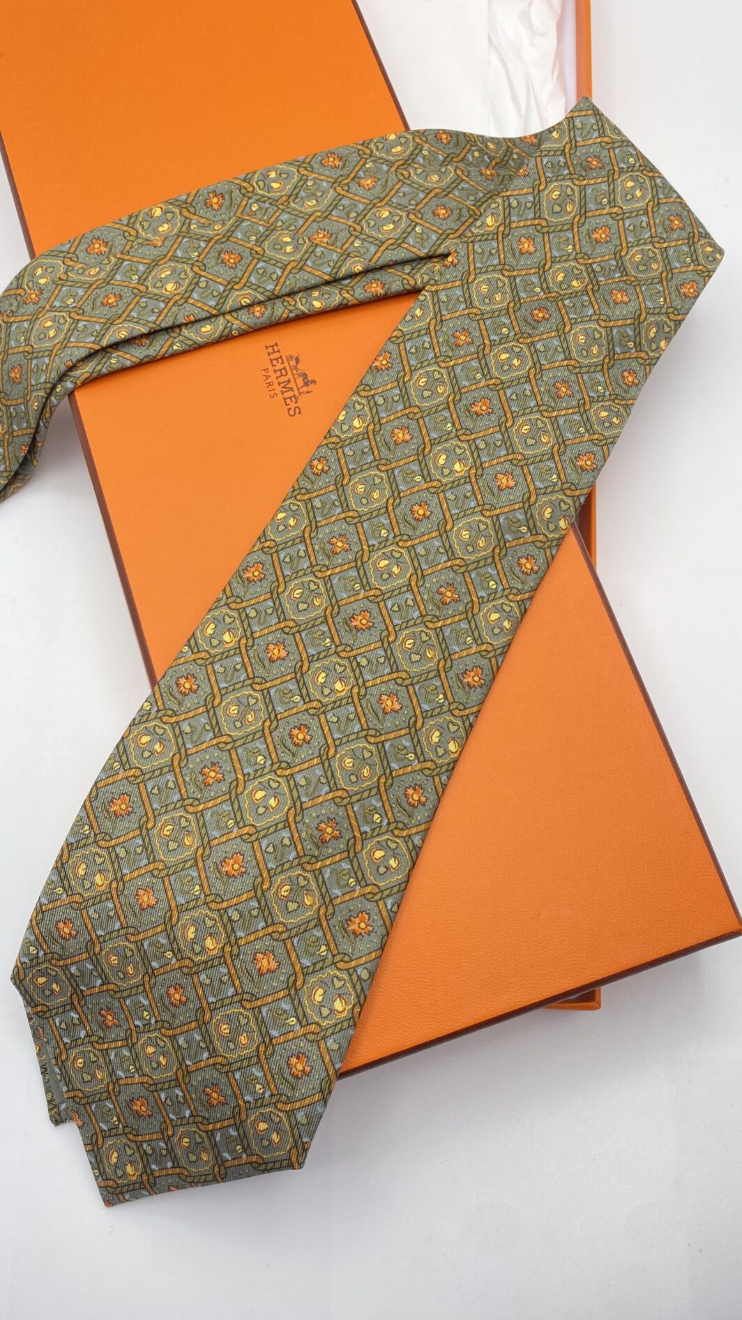 HERMÈS – CRAVATTA VINTAGE CON MOTIVO FLOREALE,  IN TWILL DI SETA PURA 100% – ELEGANZA SENZA TEMPO. - immagine 4