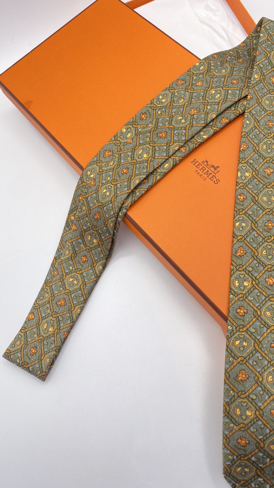 HERMÈS – CRAVATTA VINTAGE CON MOTIVO FLOREALE,  IN TWILL DI SETA PURA 100% – ELEGANZA SENZA TEMPO. - immagine 6