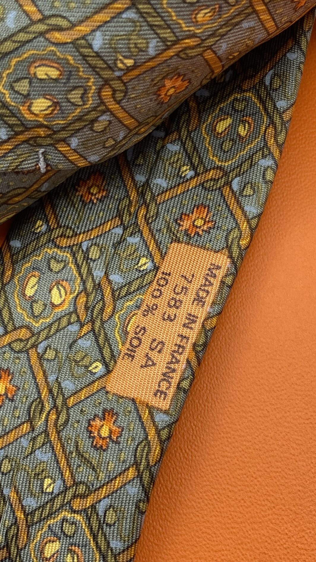 HERMÈS – CRAVATTA VINTAGE CON MOTIVO FLOREALE,  IN TWILL DI SETA PURA 100% – ELEGANZA SENZA TEMPO. - immagine 5