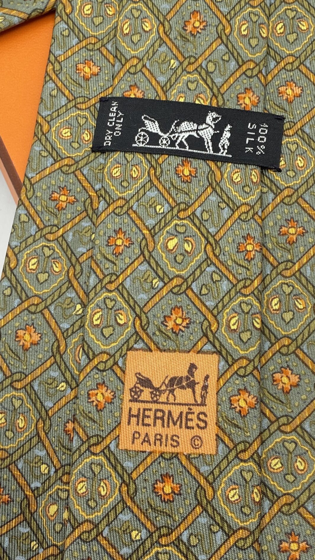 HERMÈS – CRAVATTA VINTAGE CON MOTIVO FLOREALE,  IN TWILL DI SETA PURA 100% – ELEGANZA SENZA TEMPO. - immagine 10