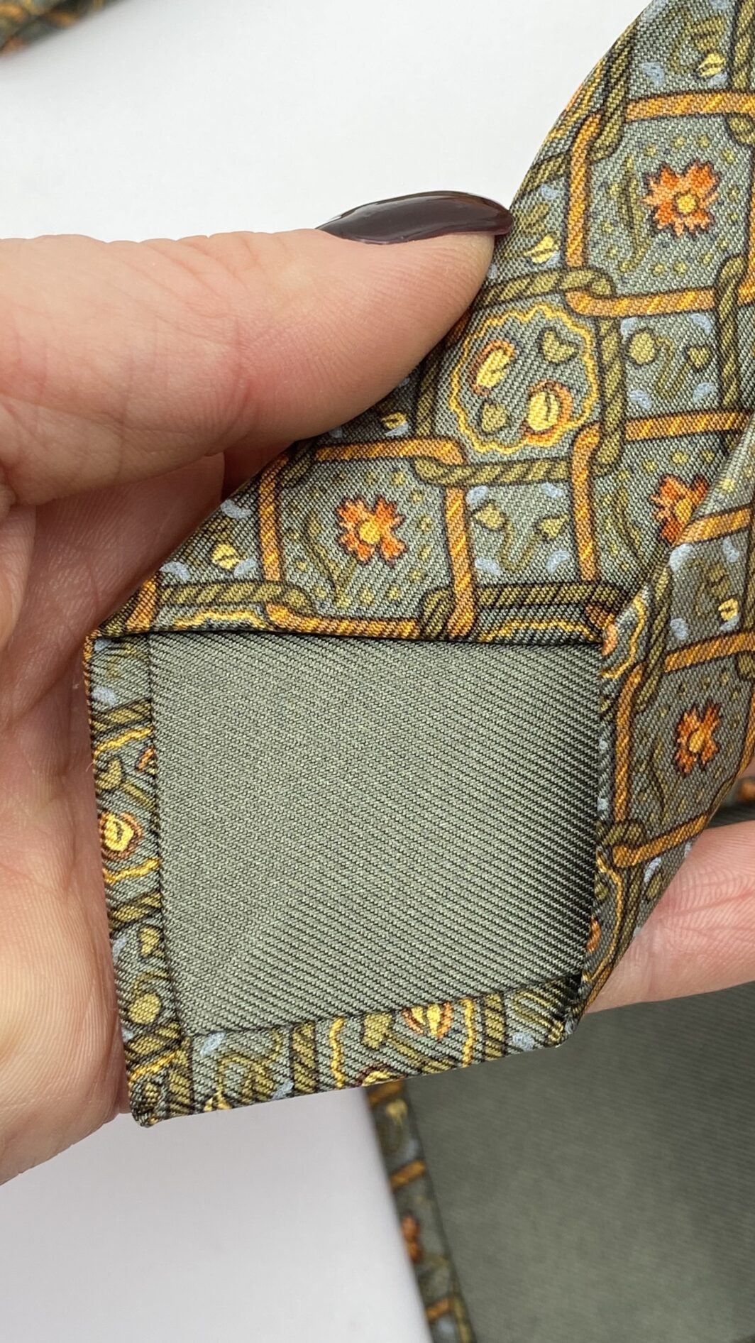 HERMÈS – CRAVATTA VINTAGE CON MOTIVO FLOREALE,  IN TWILL DI SETA PURA 100% – ELEGANZA SENZA TEMPO. - immagine 9