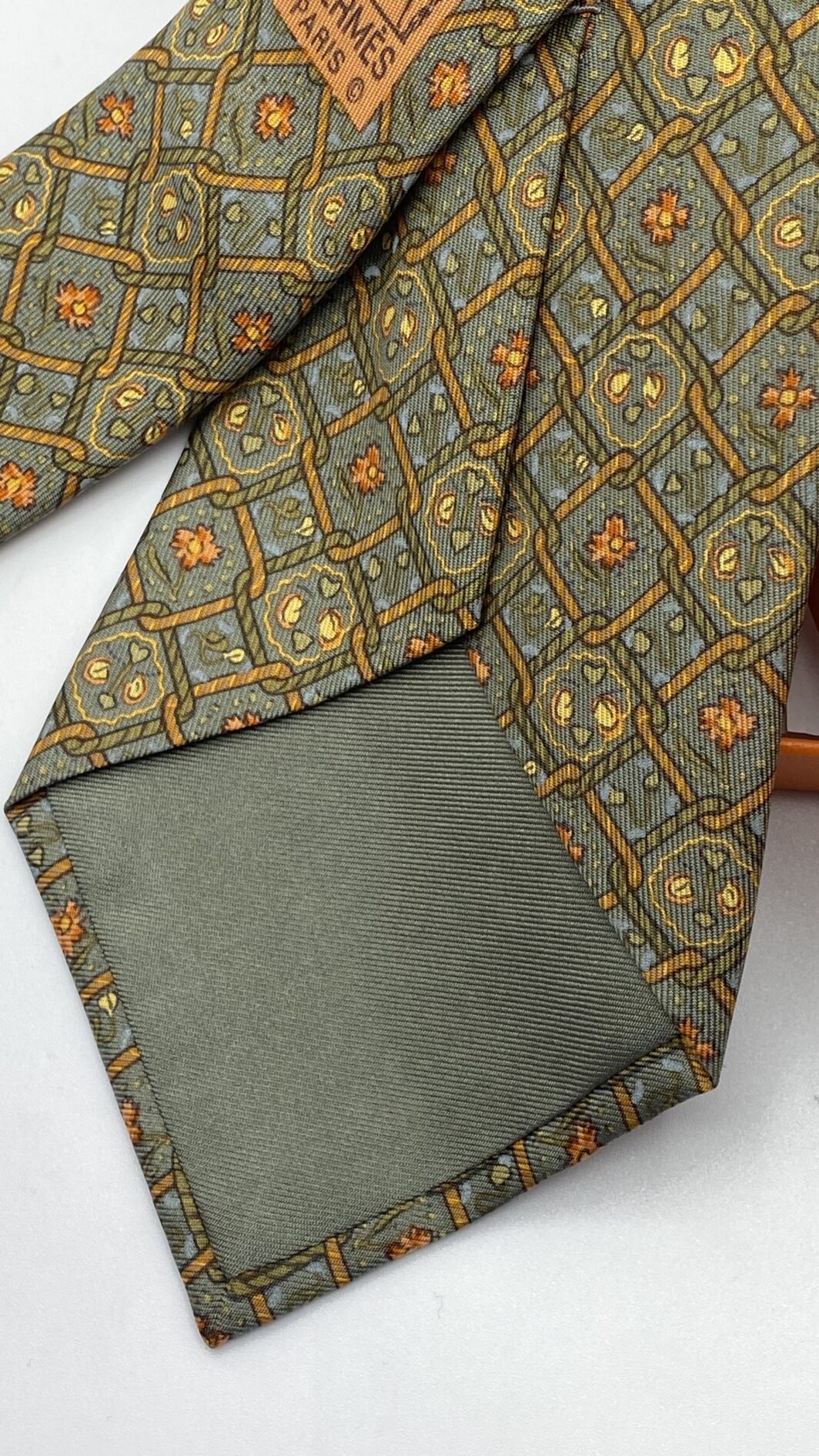 HERMÈS – CRAVATTA VINTAGE CON MOTIVO FLOREALE,  IN TWILL DI SETA PURA 100% – ELEGANZA SENZA TEMPO. - immagine 8